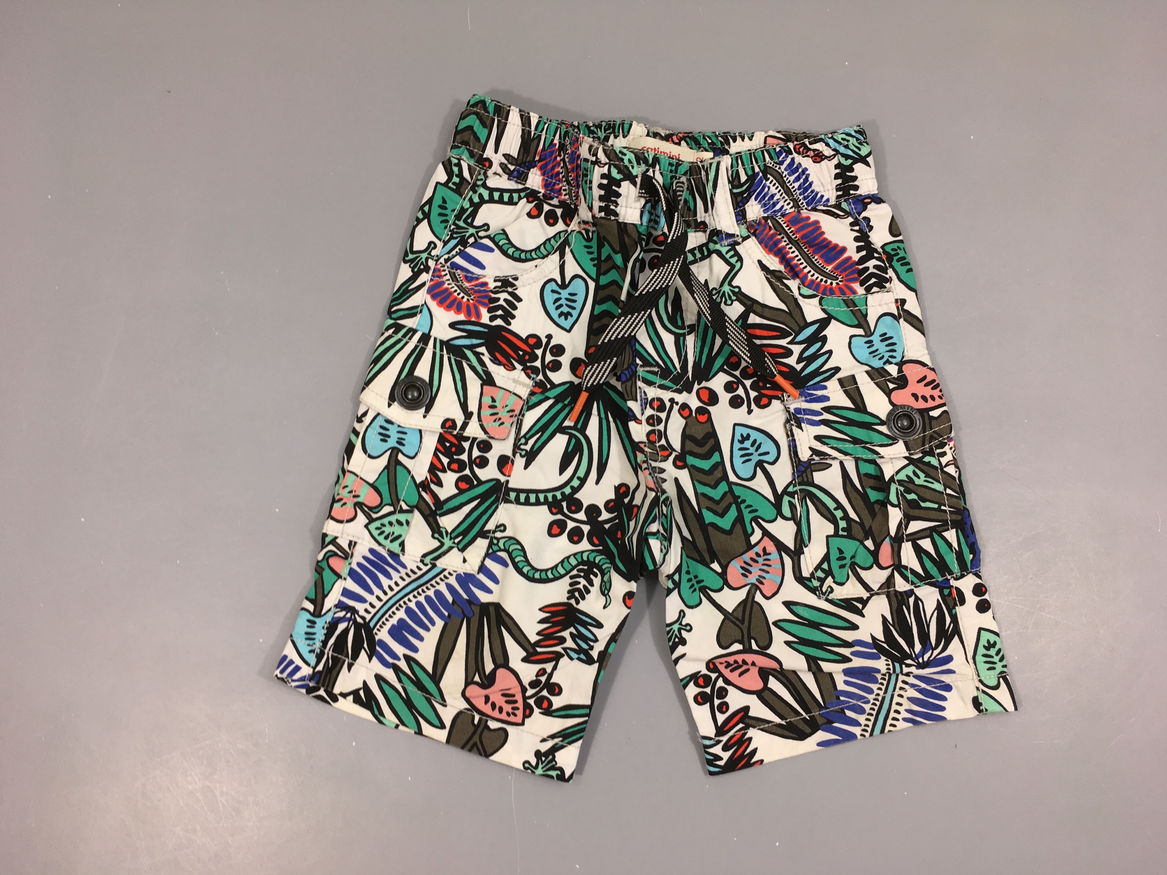 Bermuda blanc motifs noir-vert-bleu serpent