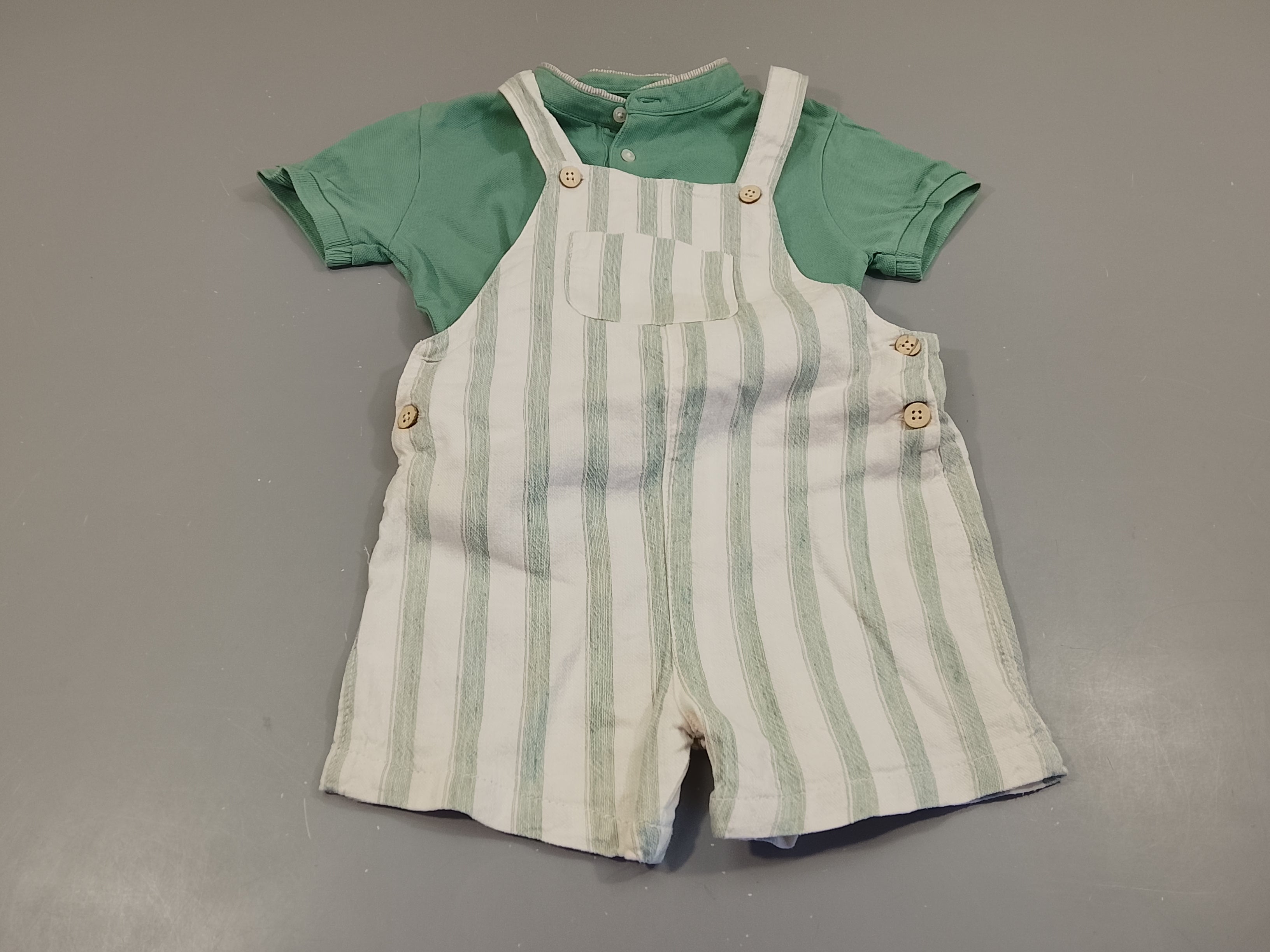 Ensemble salopette blanche rayéé vert gris (très légère tache  jaune à la poche) + polo  chinom.c vert