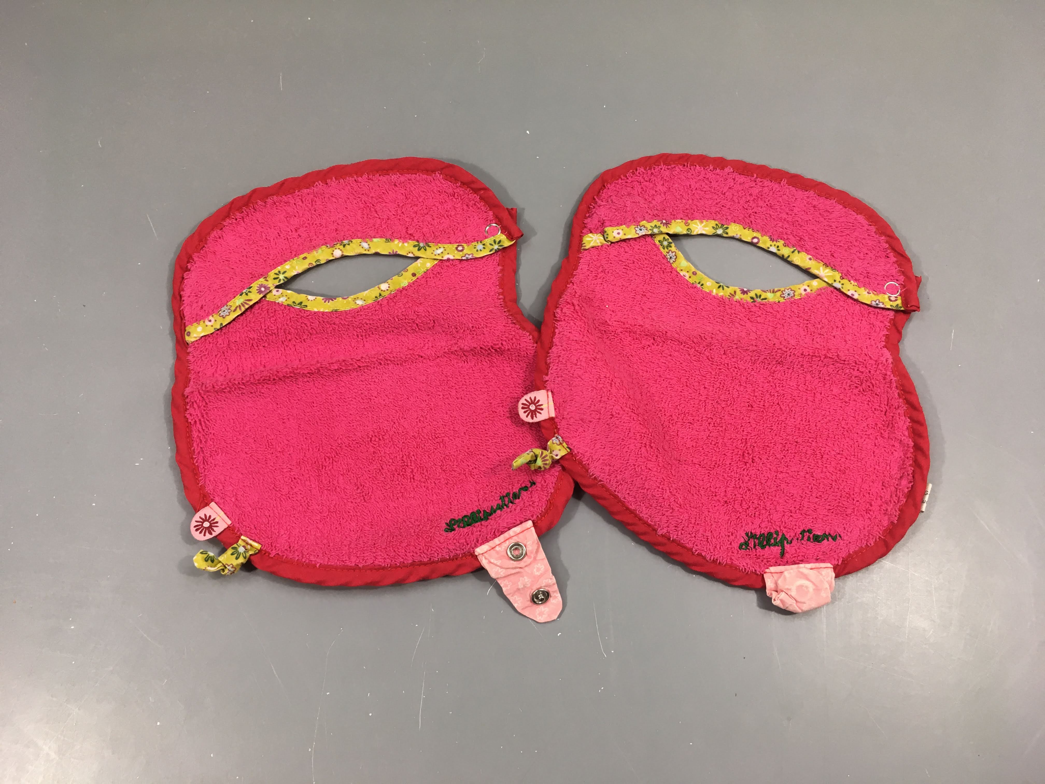 2 Bavoirs fuschia  Liz avec pression pour attache tétine