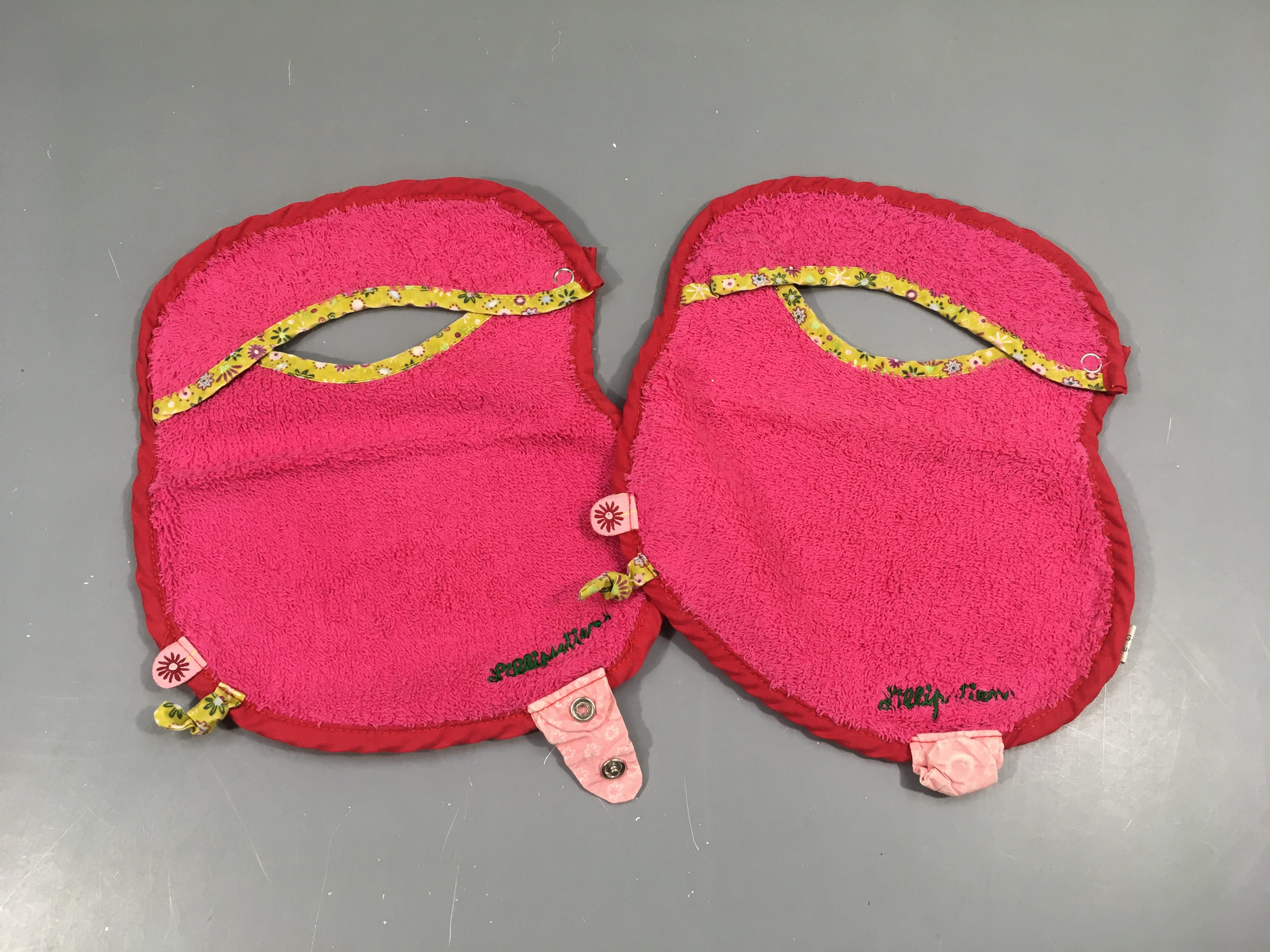 2 Bavoirs fuschia  Liz avec pression pour attache tétine