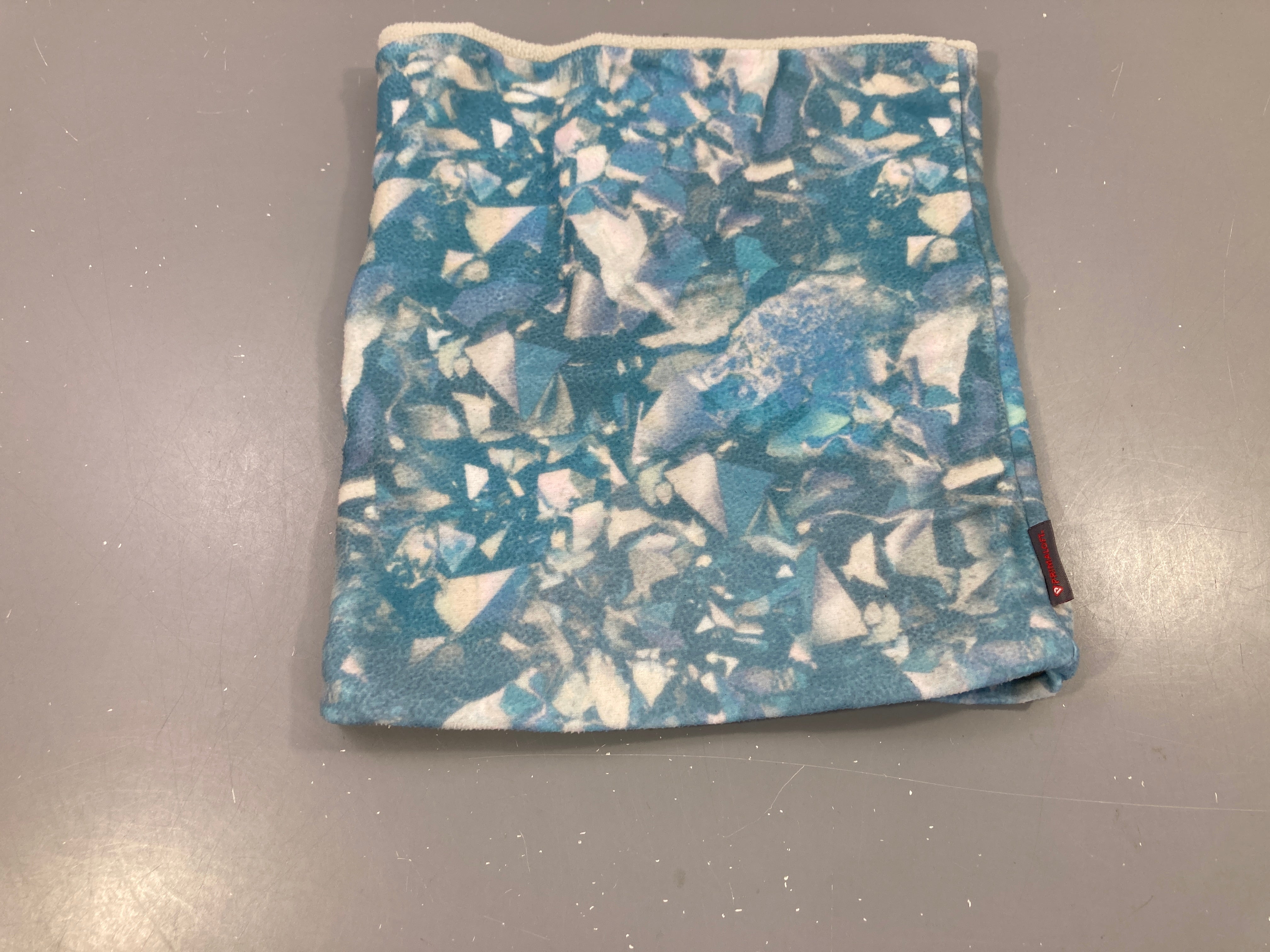 Snood polaire bleu et blanc imprimé géométrique