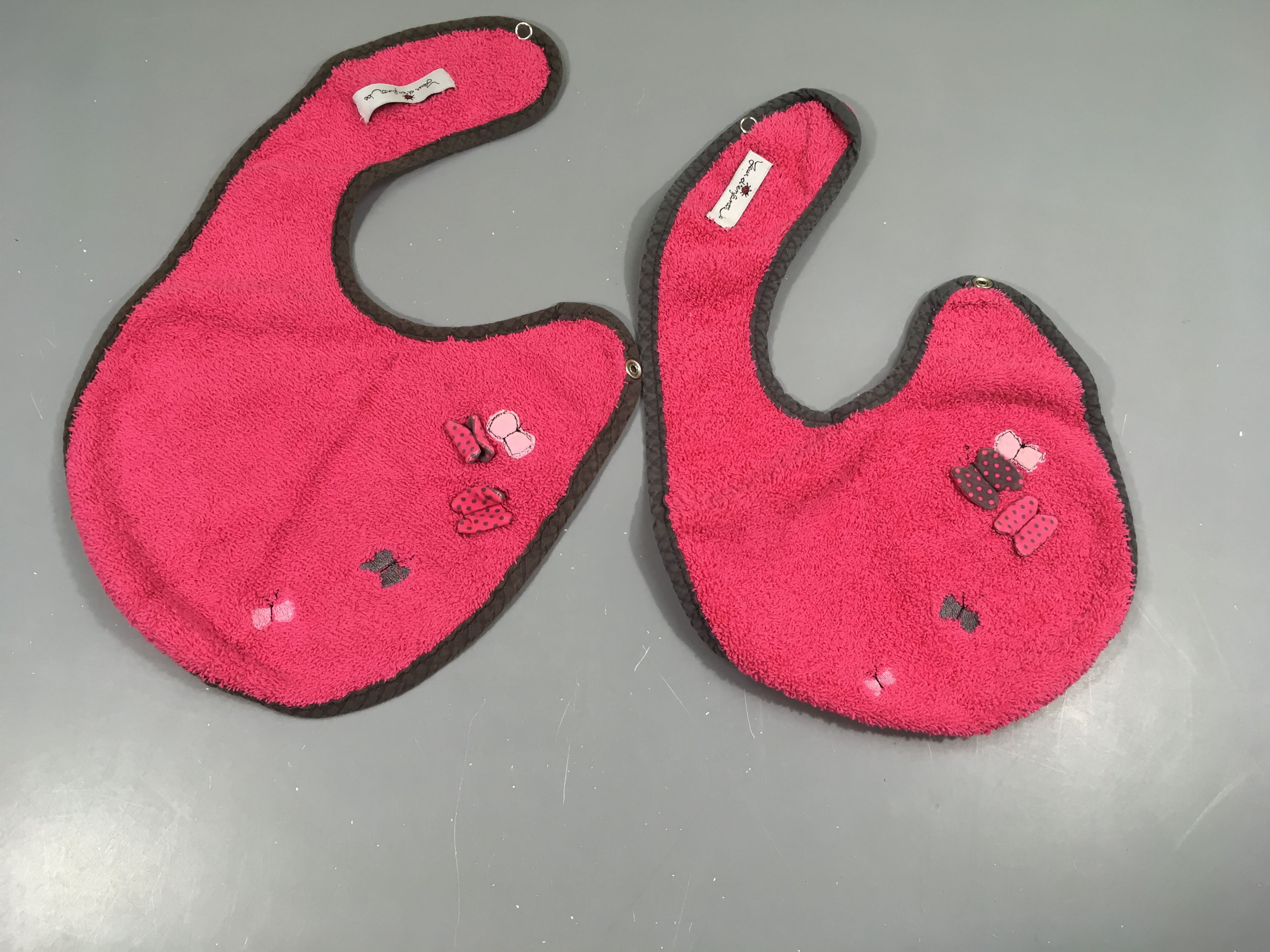 2 Bavoirs velours fuschias bords gris Papillons