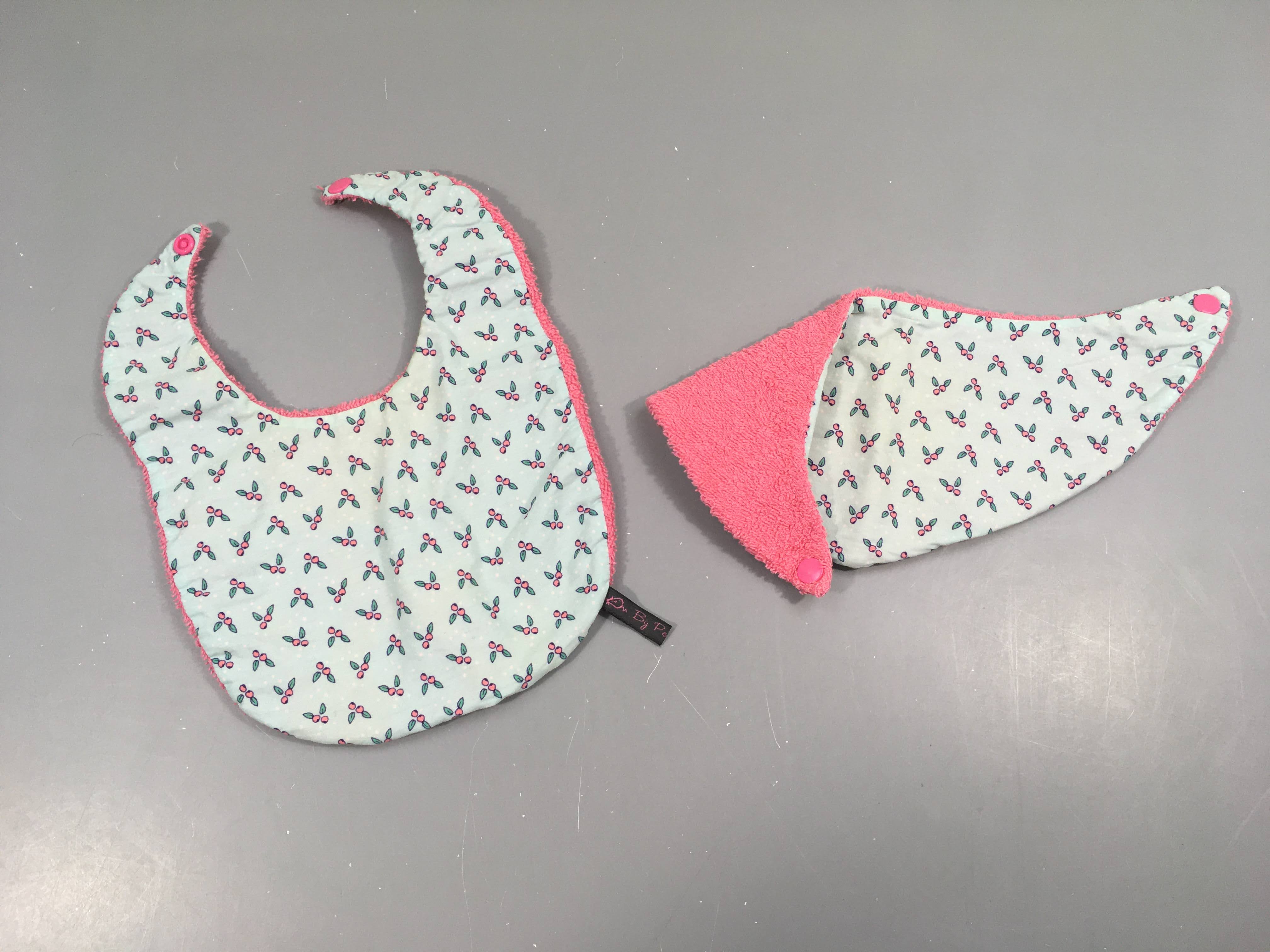 2 Bavoirs bi-matière rose velour/coton bleu fruits