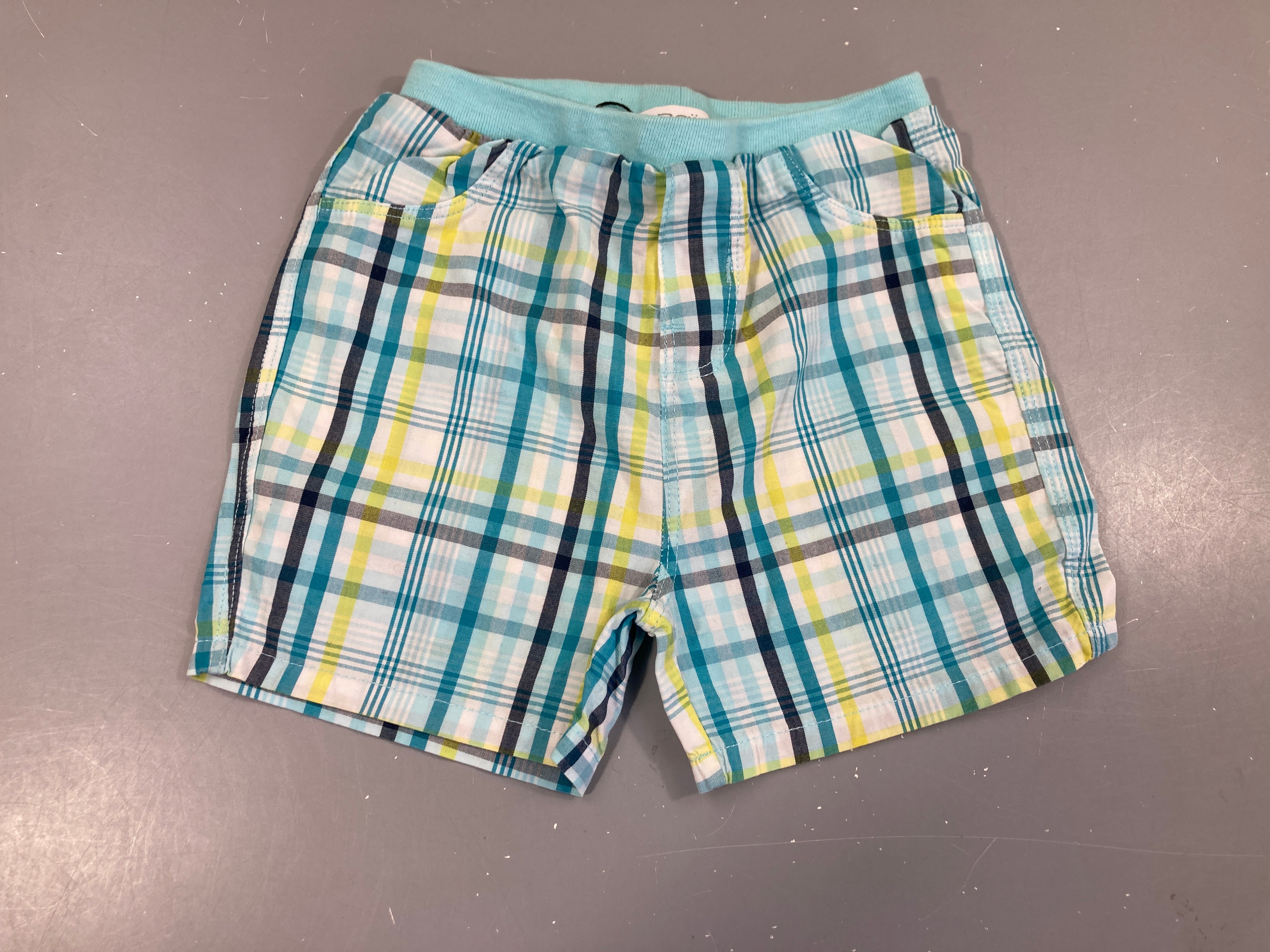 Short à carreaux blanc turquoise anis