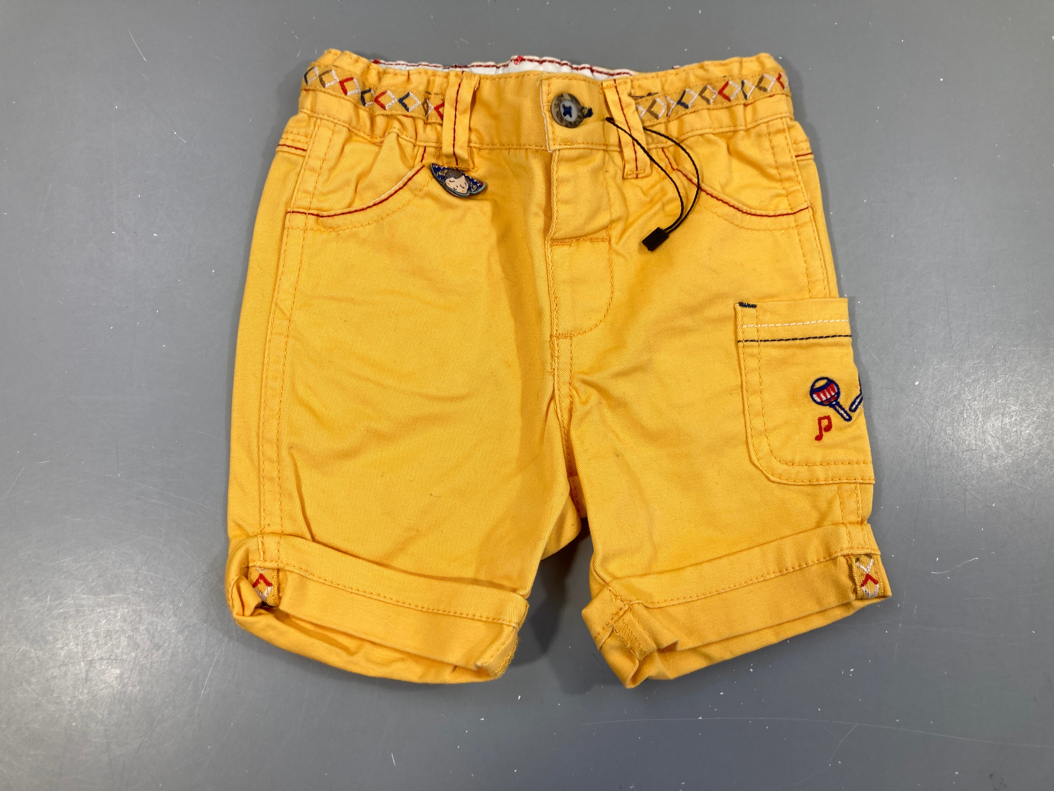 Bermuda jaune à revers poches latérales maracas