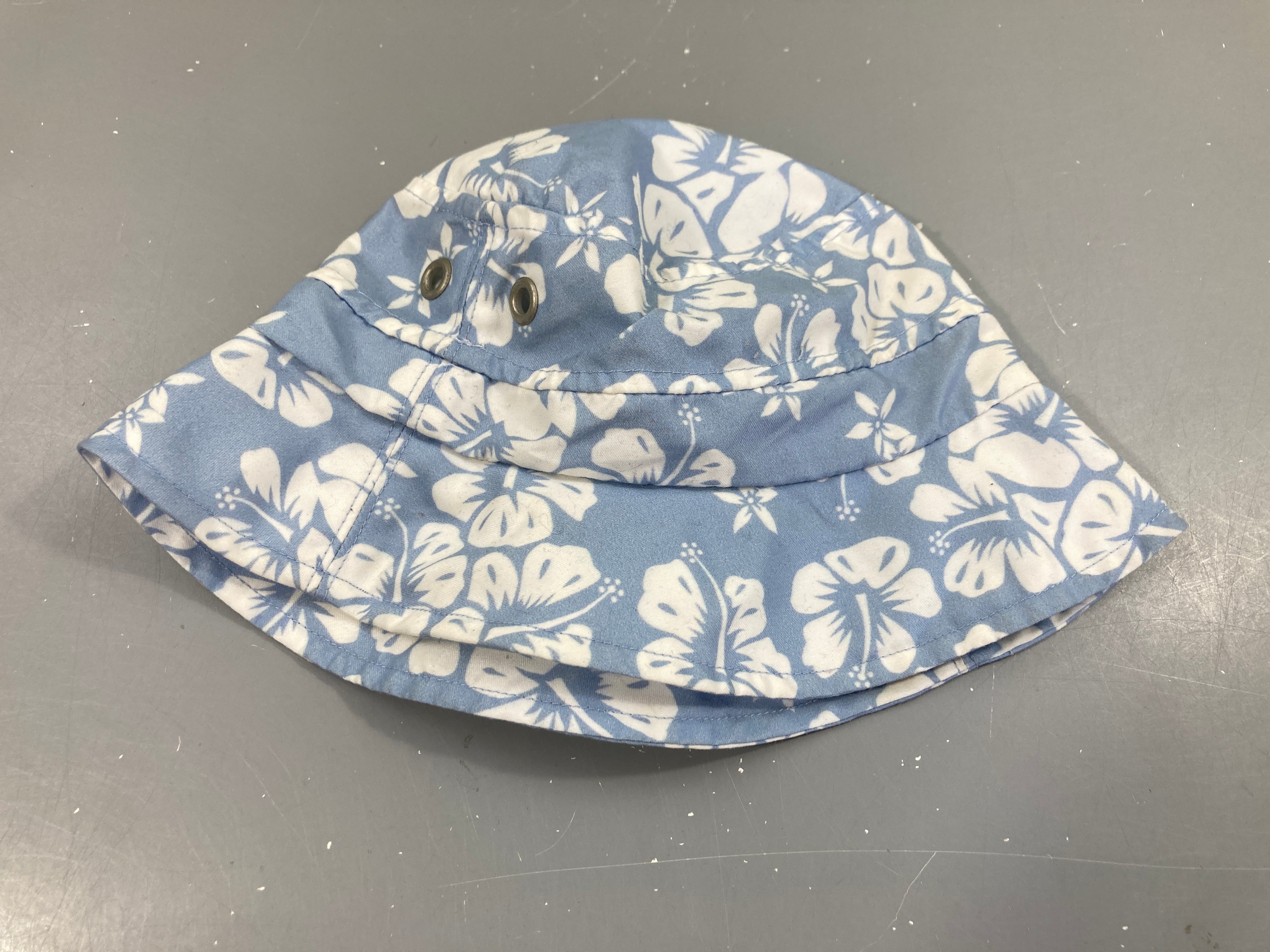 Chapeau bleu fleuri