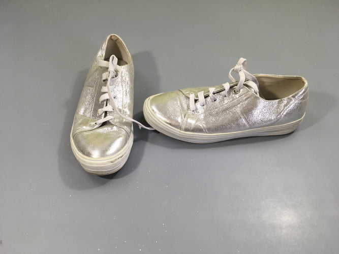 Chaussures basses argentées, quelques marques d'usure, 39, moins cher chez Petit Kiwi