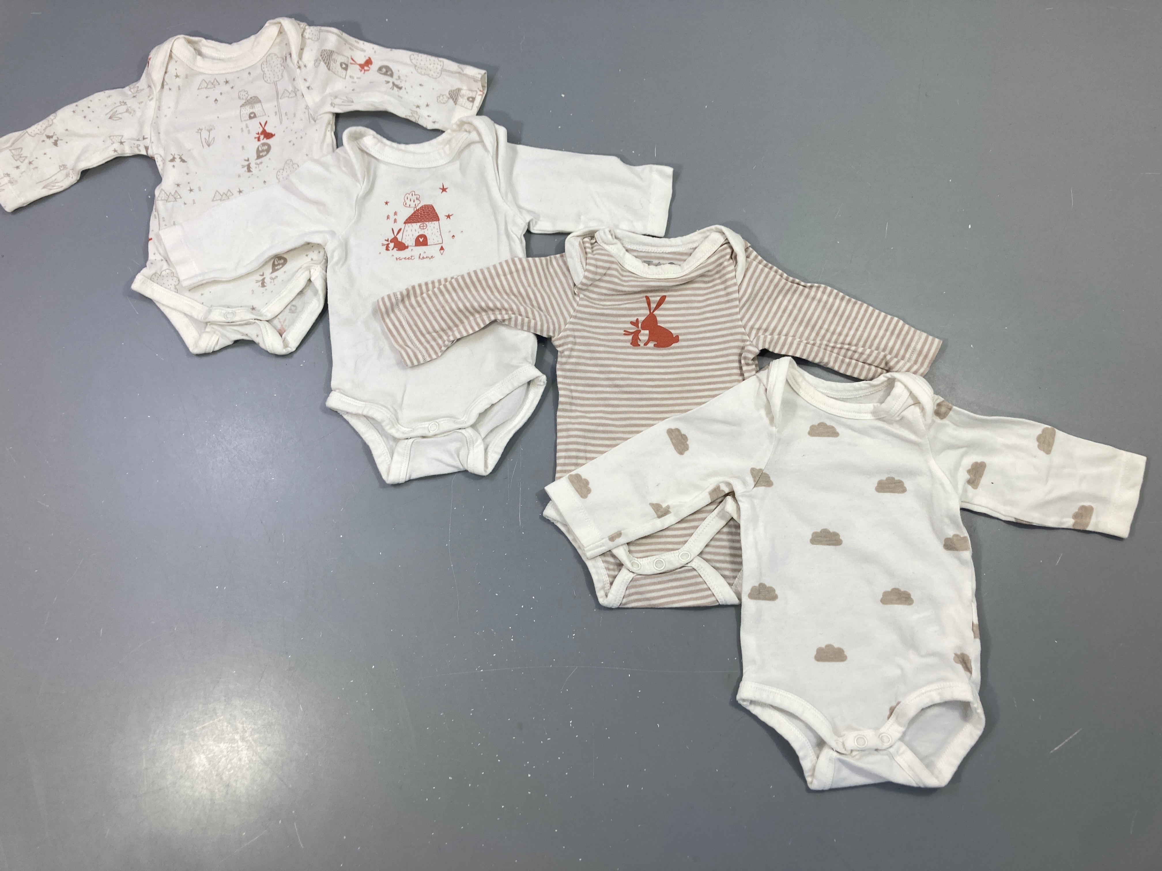 Lot de 4 bodies m.l écrus imprimés lapins, nuages, maisons