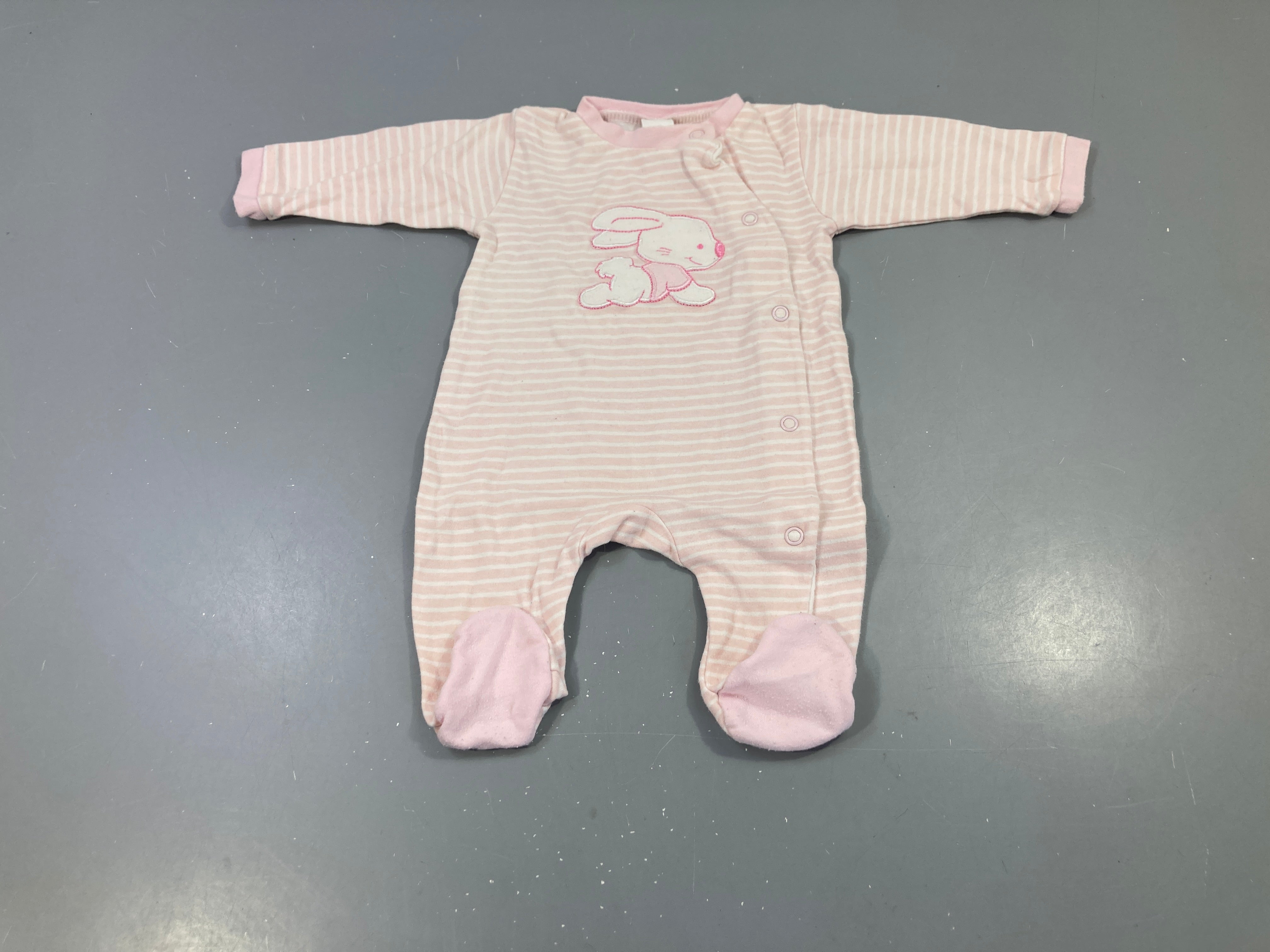 Pyjama jersey rayé rose lapin brodé, légèrement bouloché