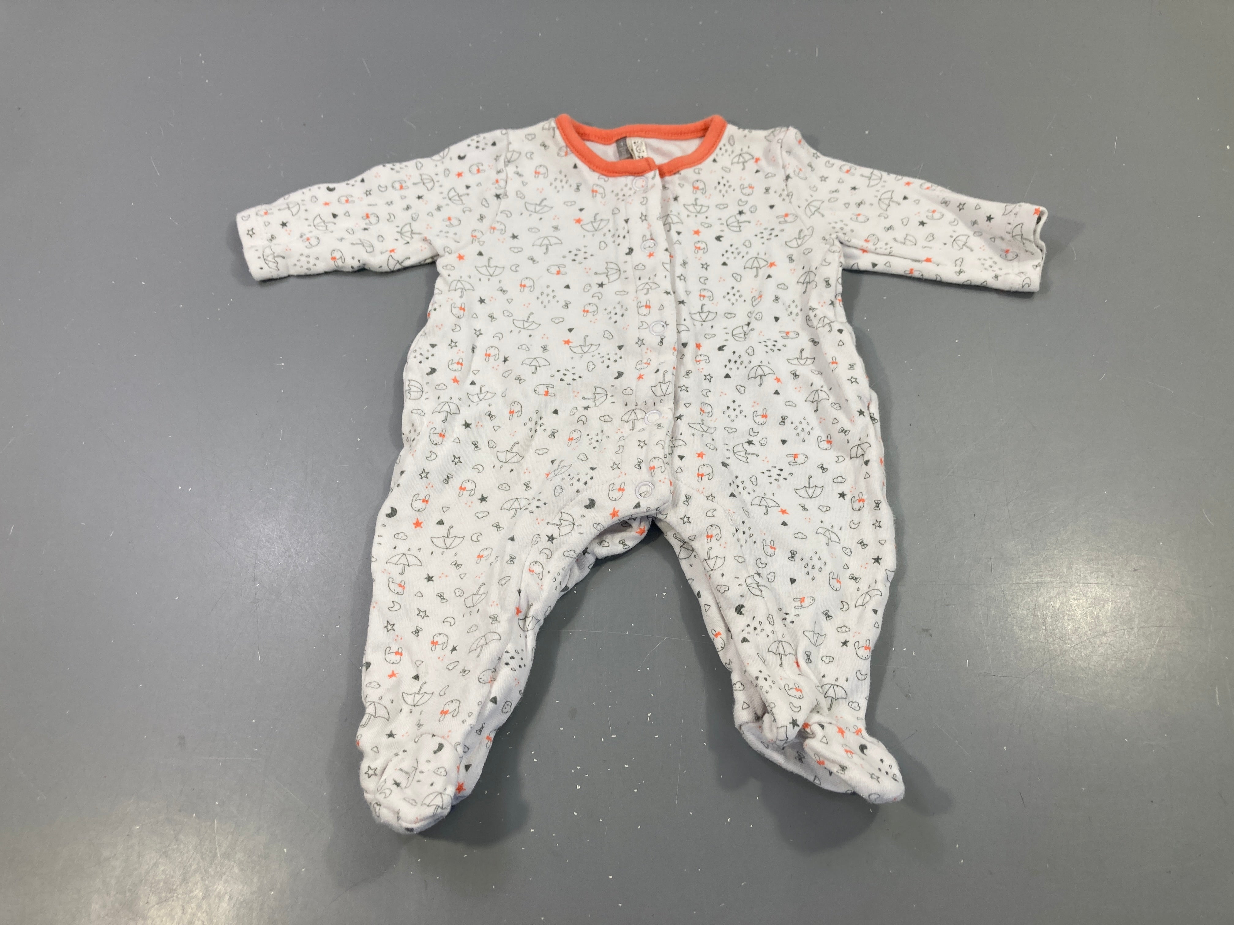 Pyjama jersey blanc parapluies étoiles nuages, bordure orange, légèrement bouloché
