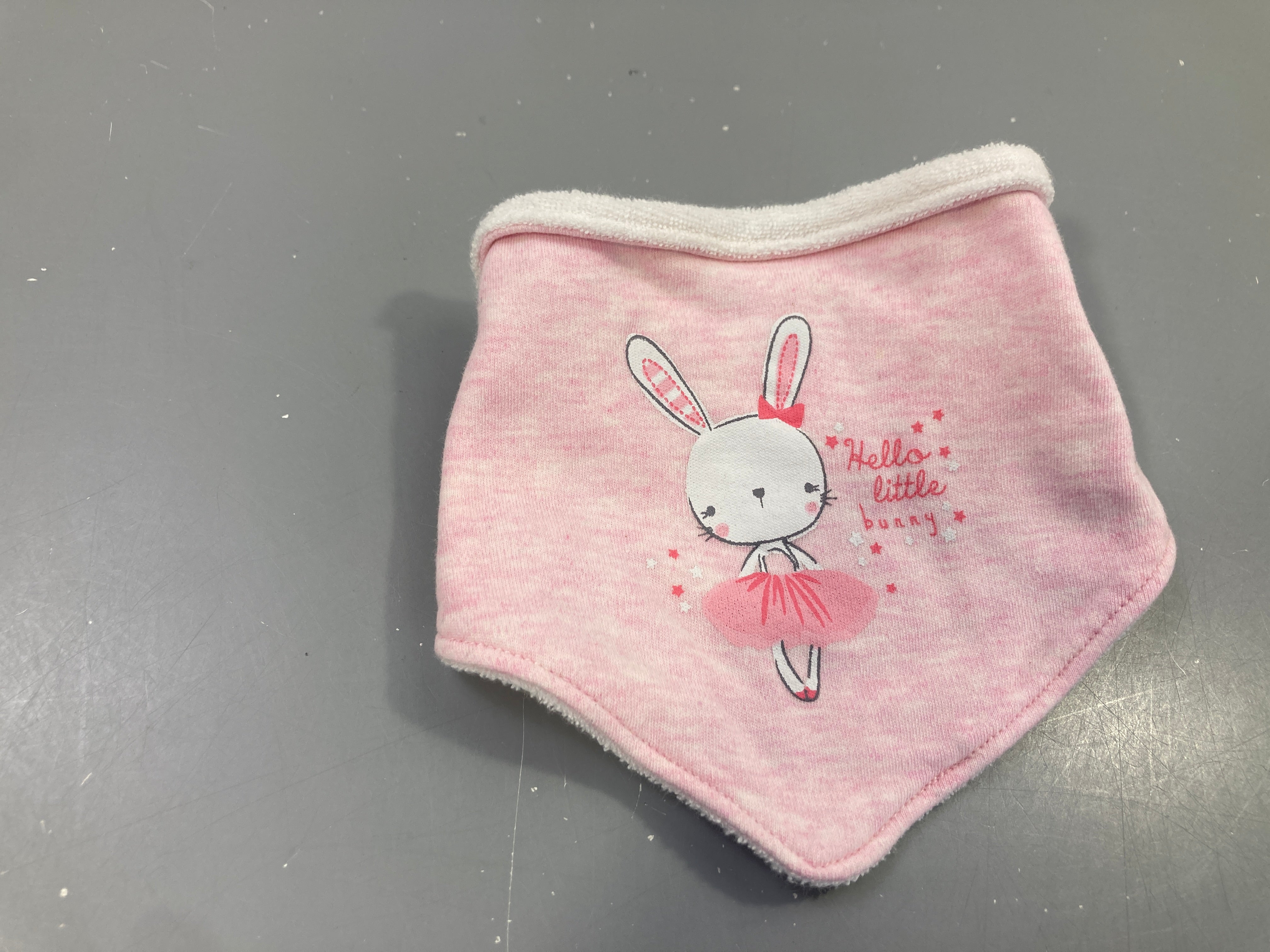 Bavoir bandana rose lapin Hello little bunny