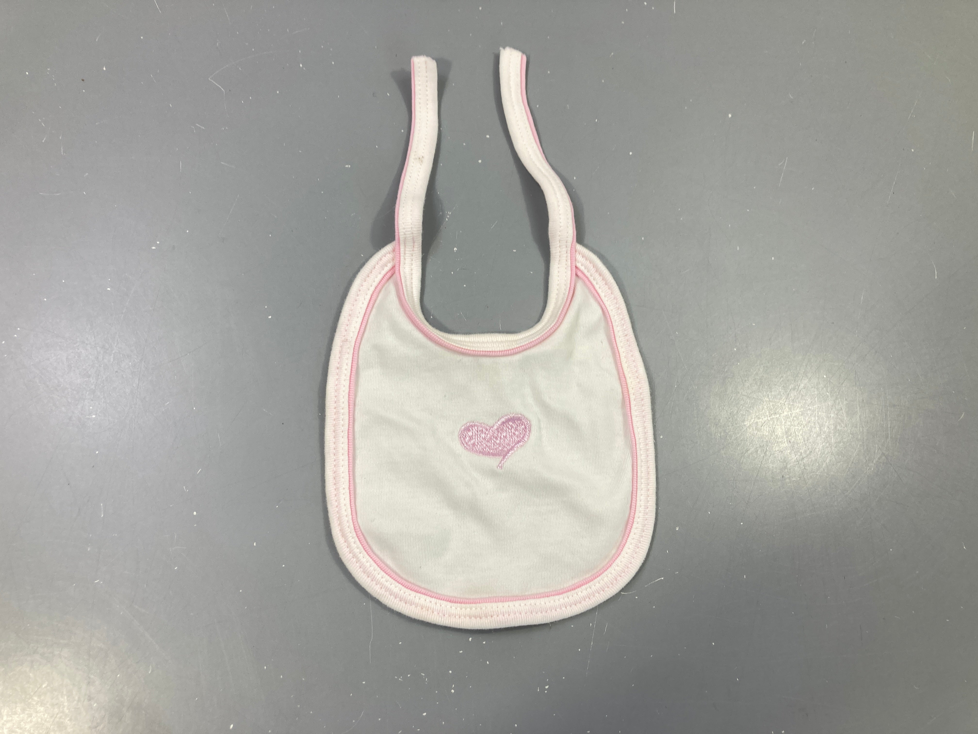 Bavoir jersey blanc bordure rose cœur brodé