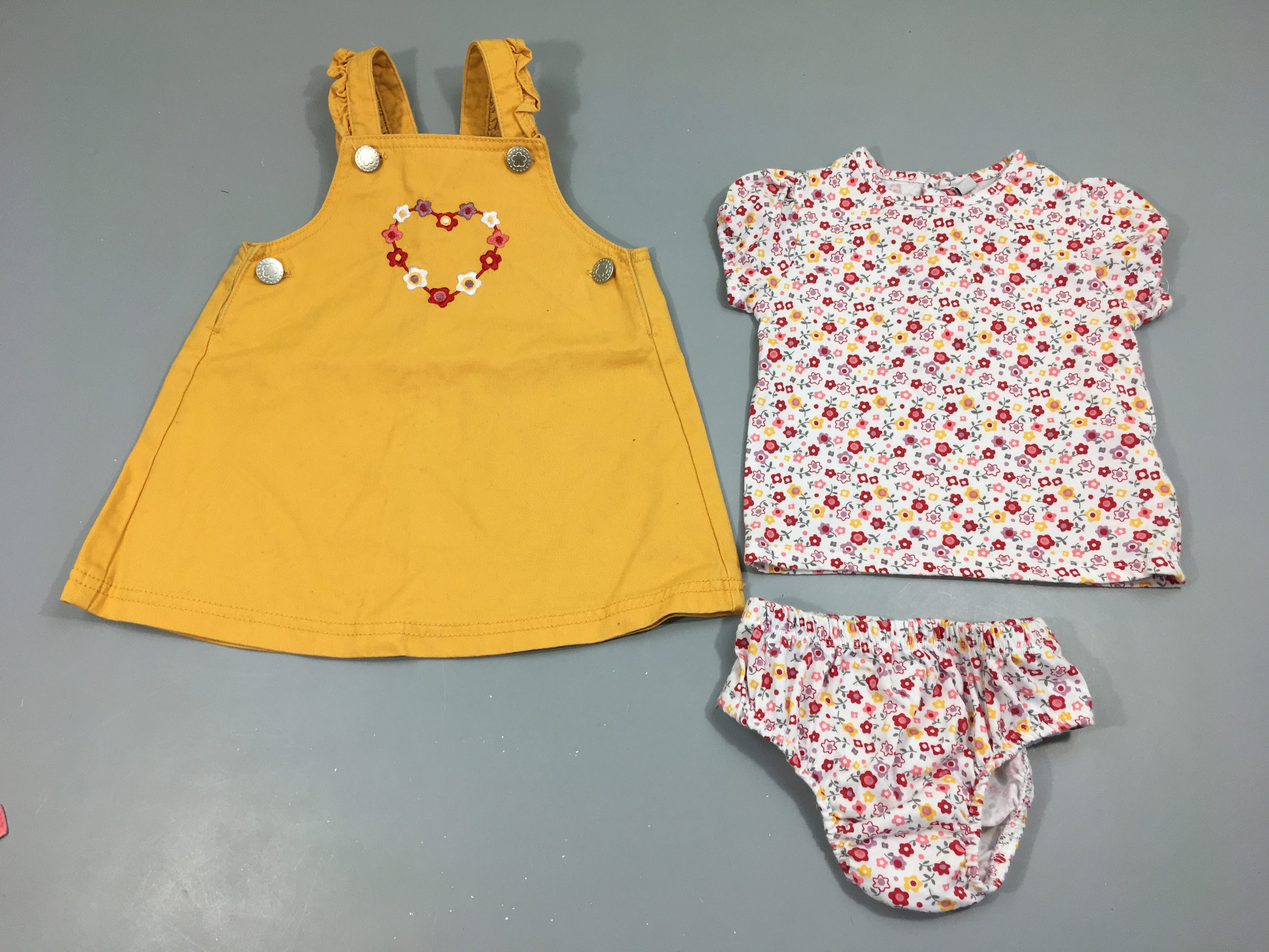 Robe Salopette toile moutarde + T-shirt m.c et bloomer blanc fleurs