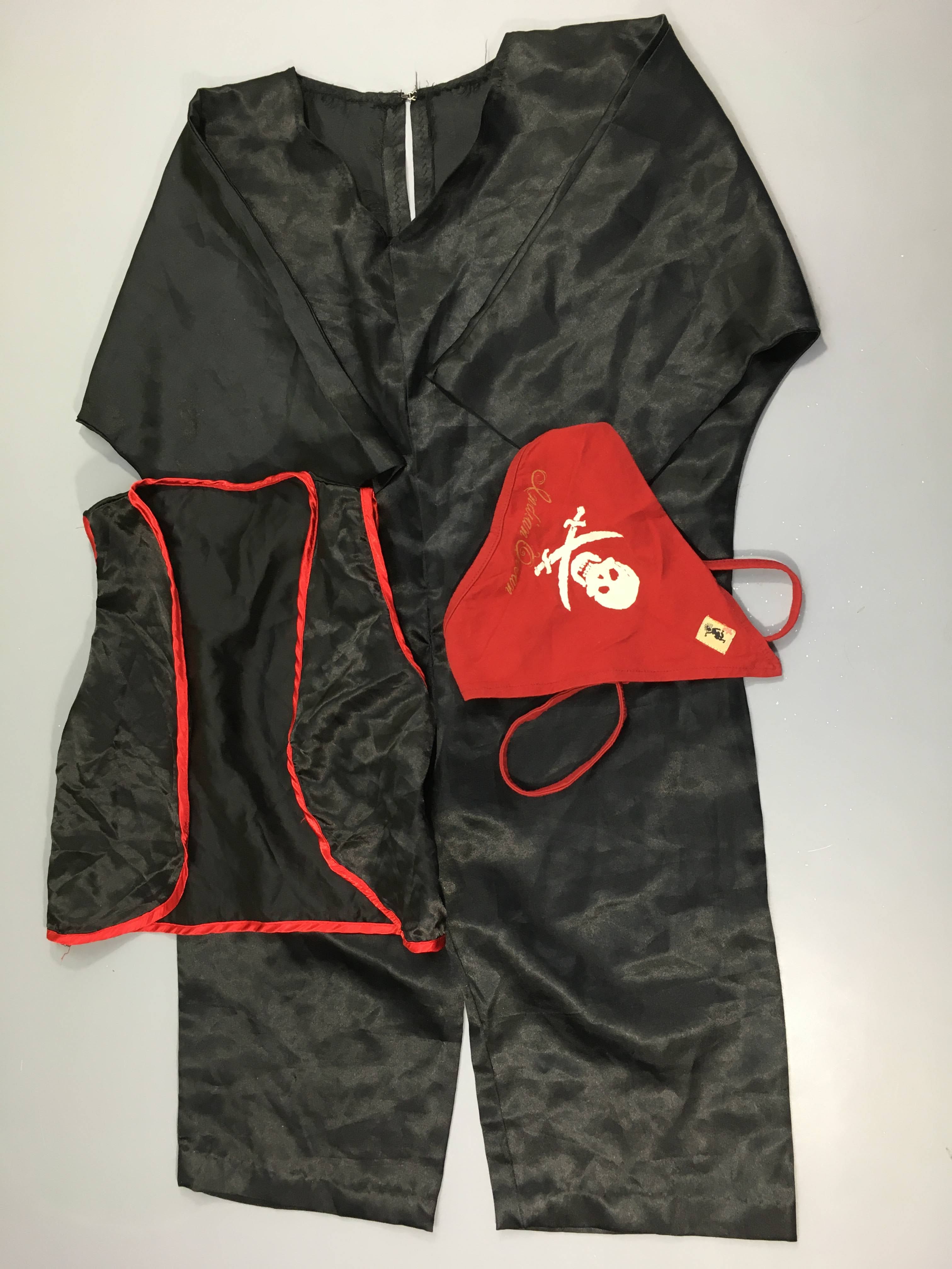 Déguisement pirate noir avec gilet + 1 bandeau rouge. Pas de taille indiquée, estimée 4a