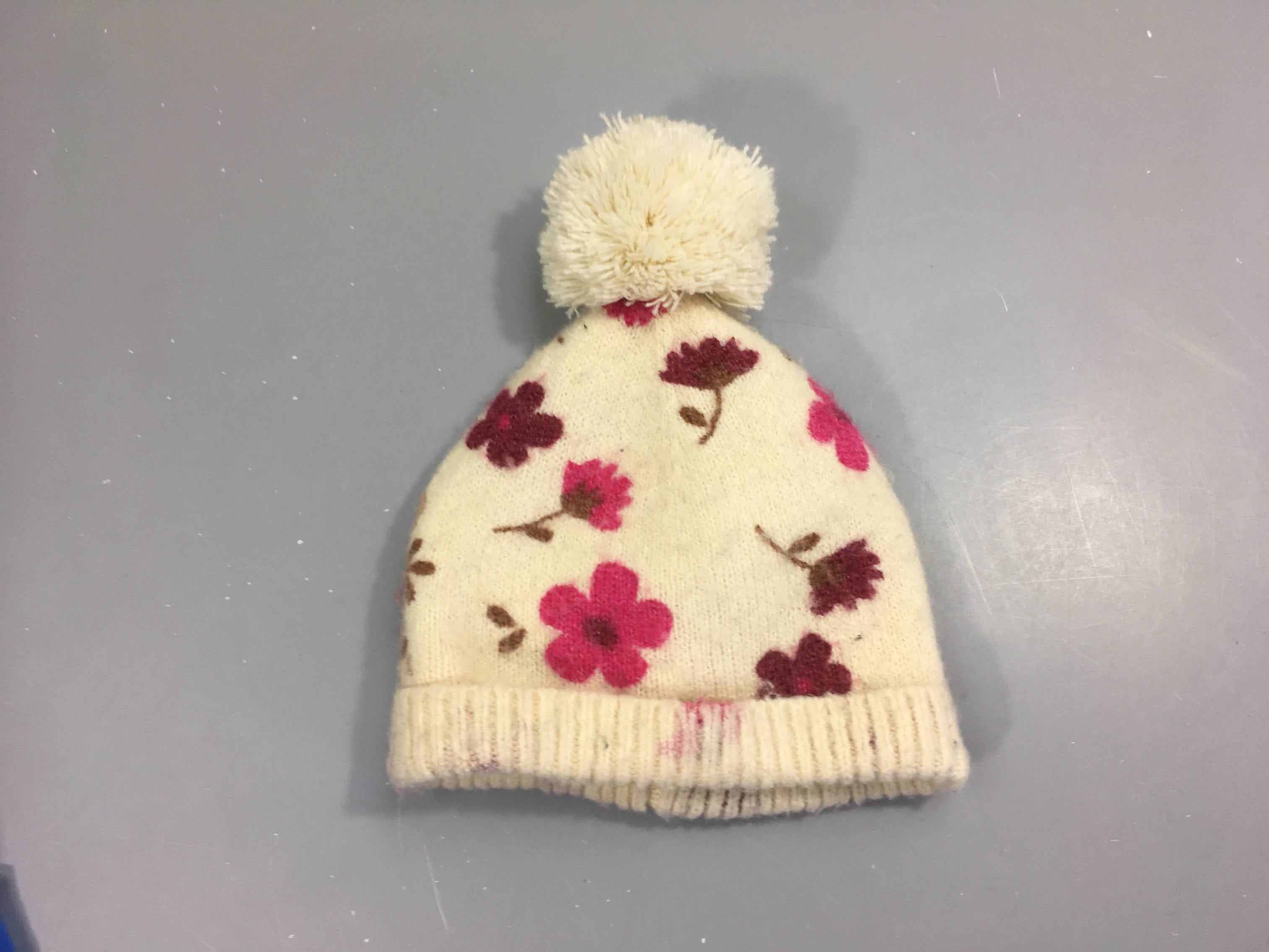 Bonnet écru fleurs, un peu bouloché