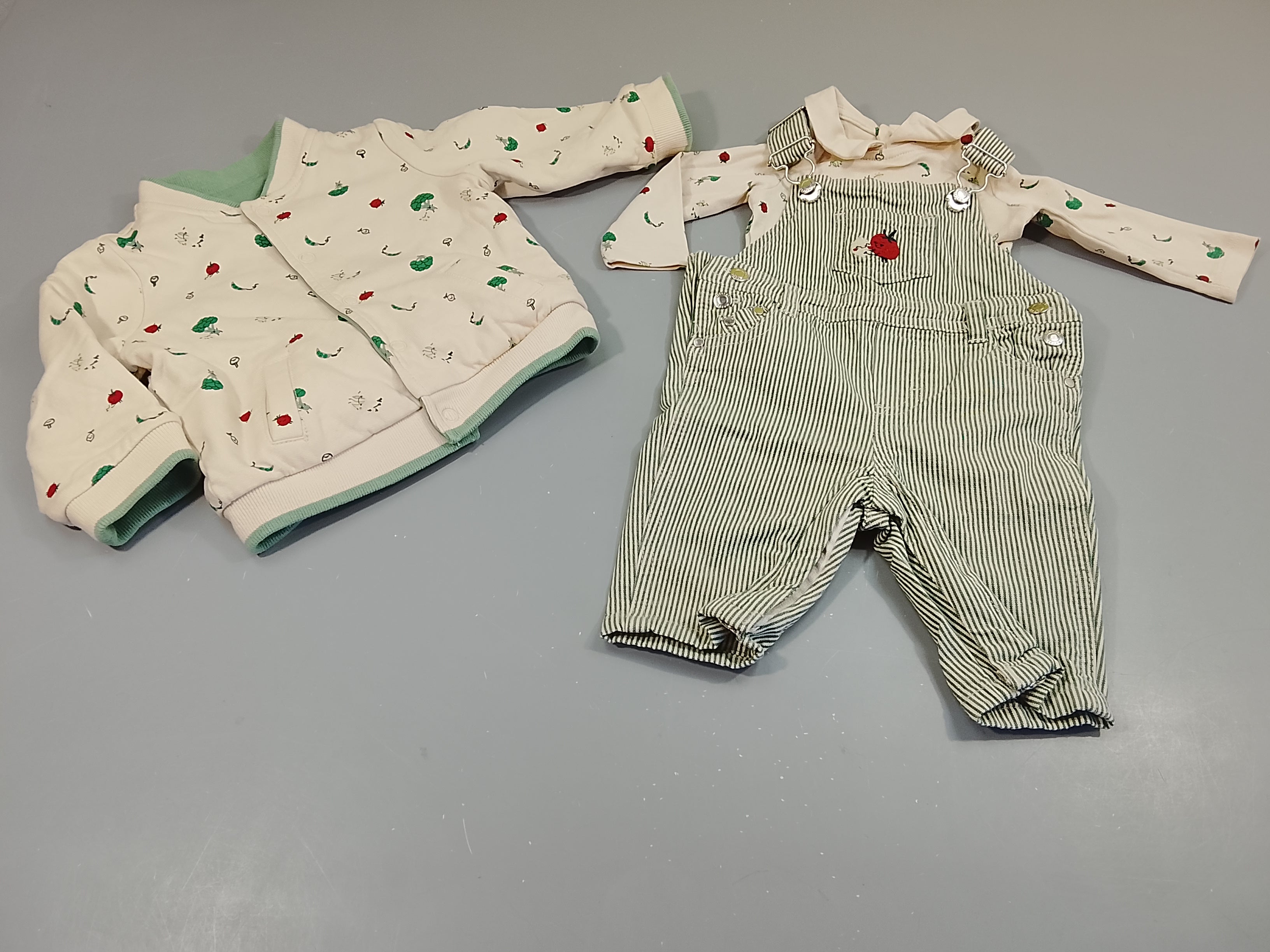 Ensemble salopette rayée écru, vert+ body m.c écru motifs légumes+ sweat à pression réversible écru motifs légumes/ vert