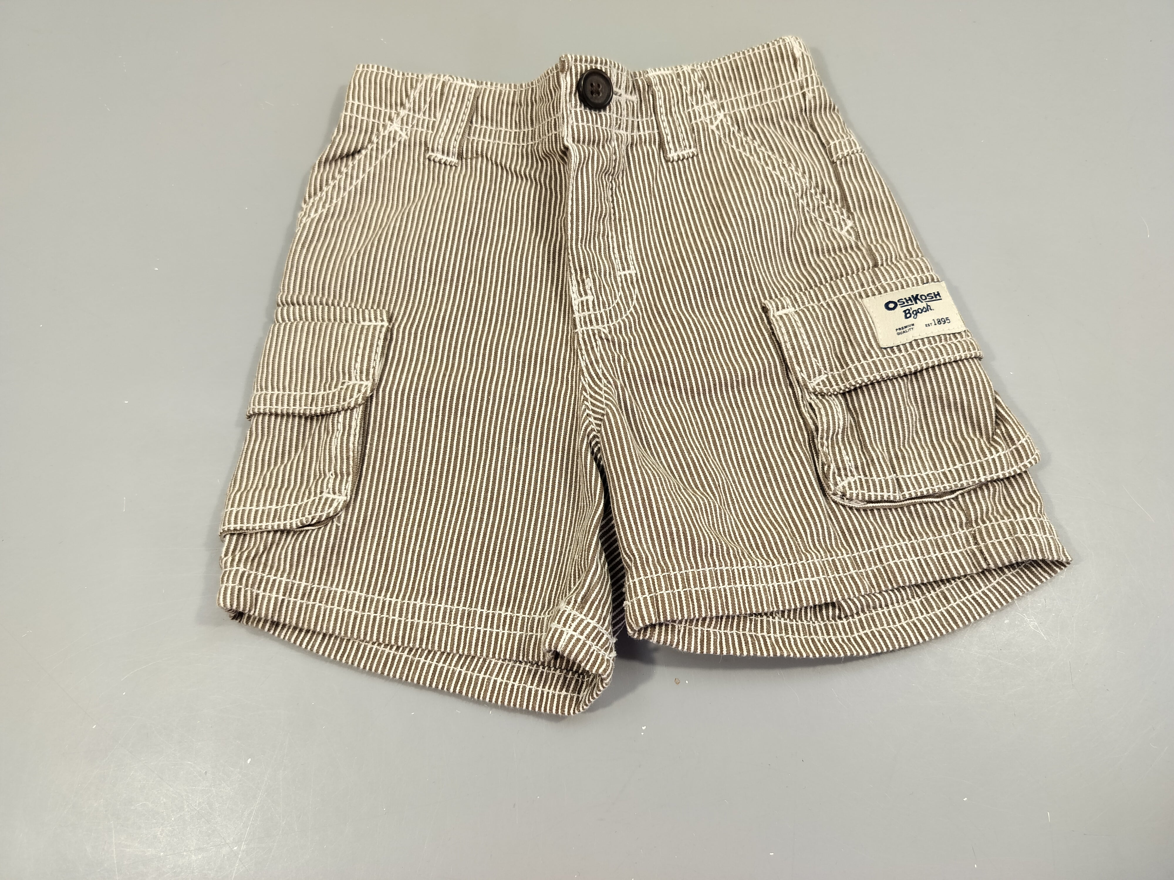 Short ligné gris/blanc , poche sur le côté 100% coton