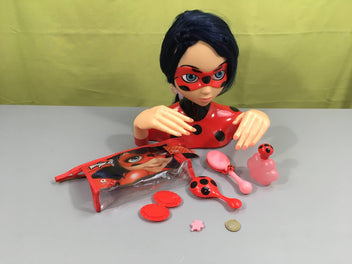 Tête Miraculous Ladybug avec ongles à vernir + Trousse contenant accessoires de coiffure