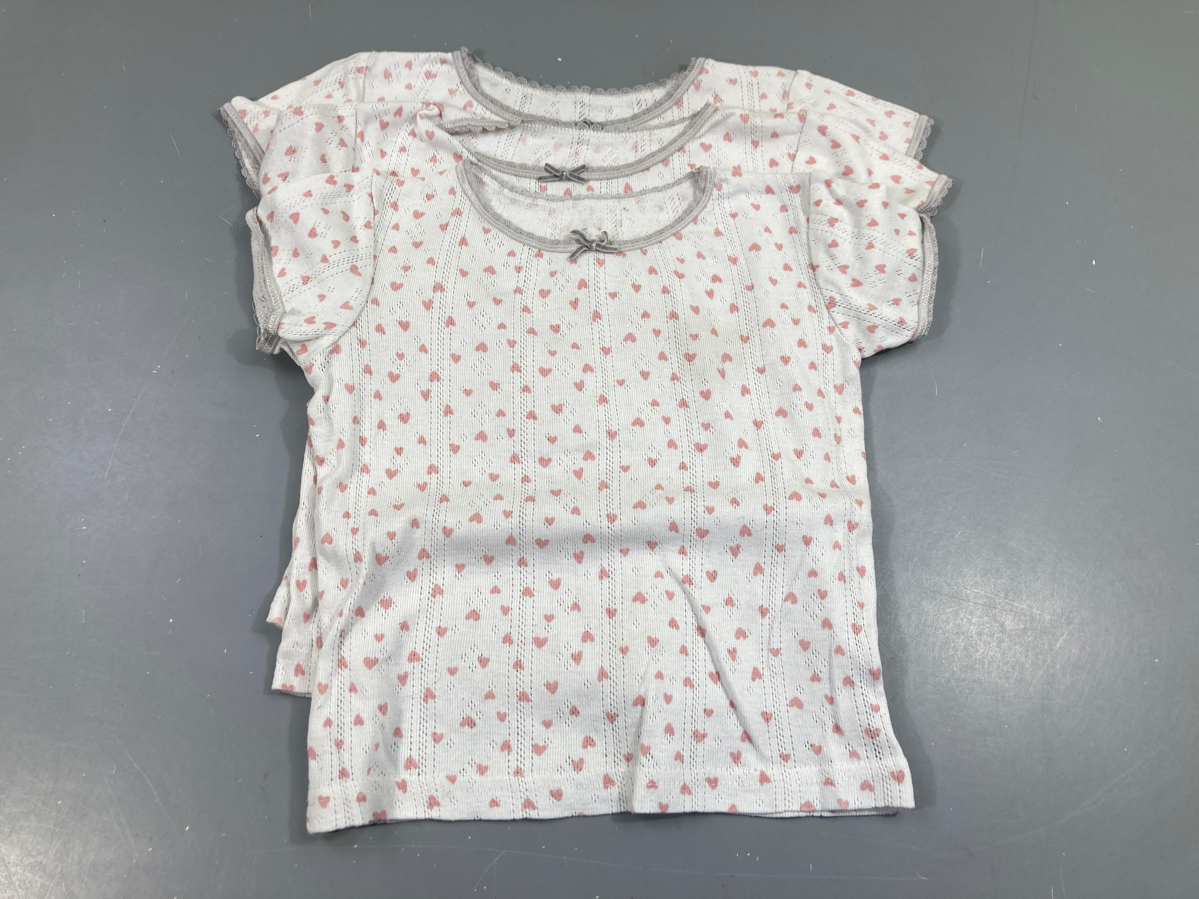 Lot de 3 chemisettes m.c blanc coeurs roses, taille estimée