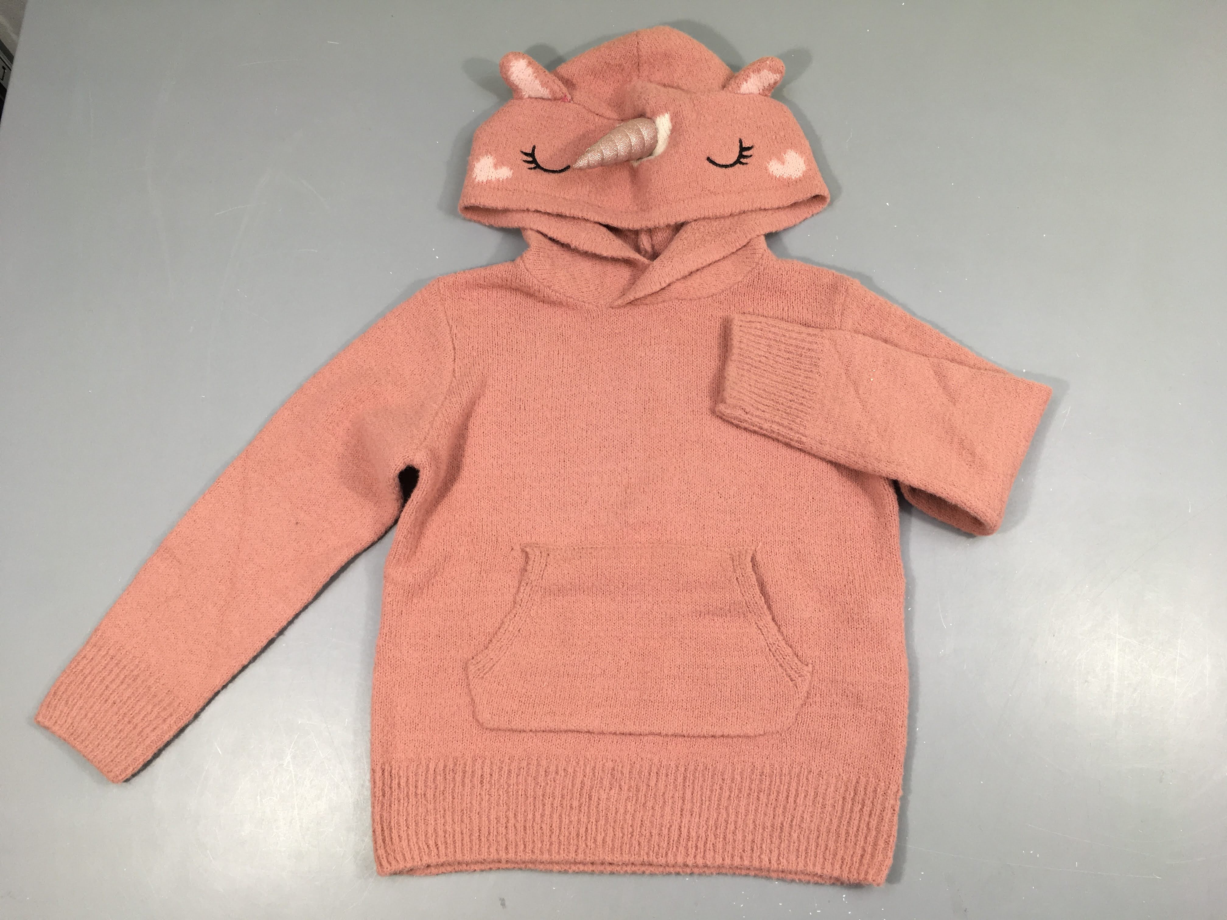 Pull vieux rose à capuche Licorne-Petite tache bas manche D