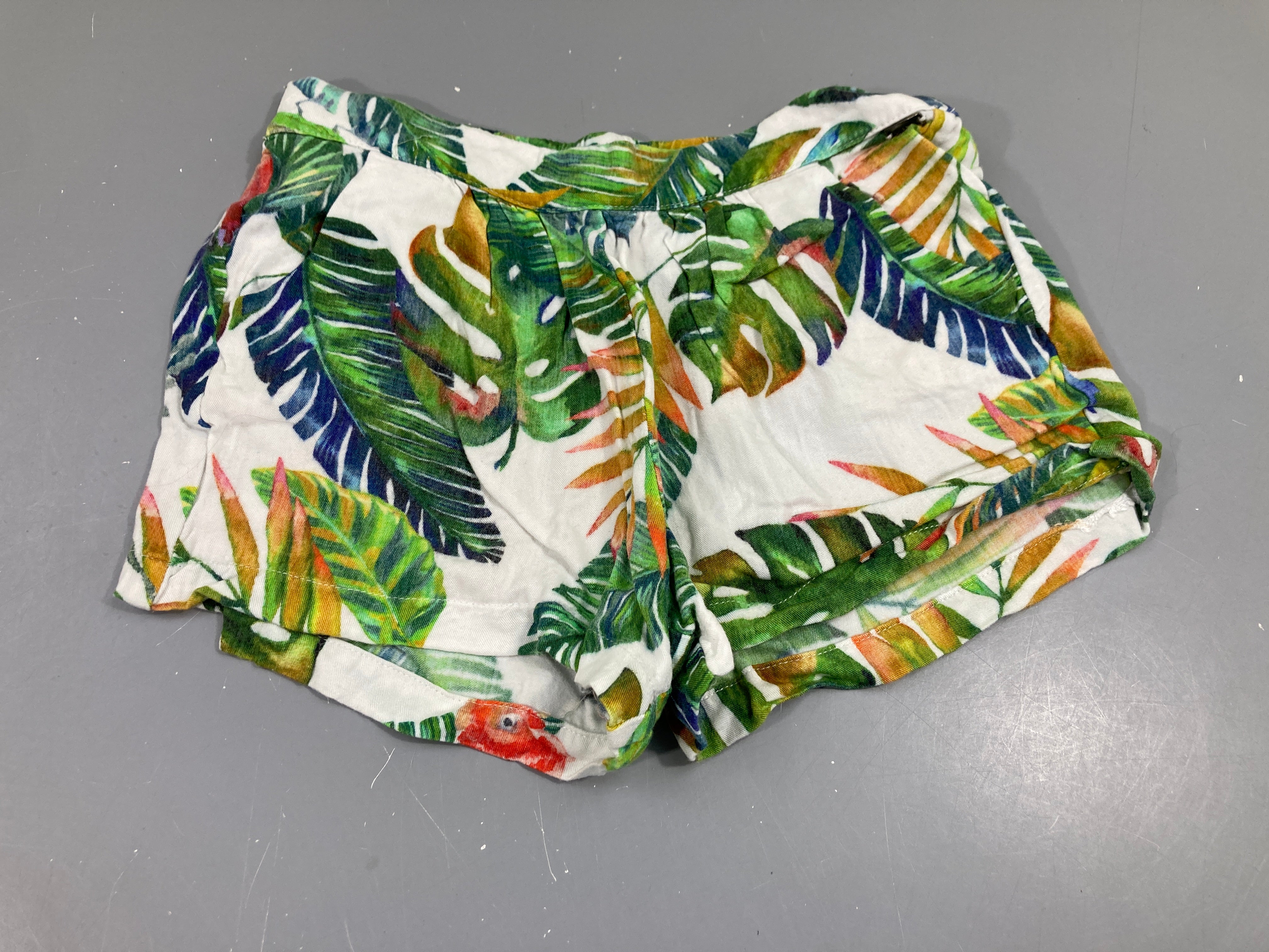 Short tissu blanc motifs végétaux