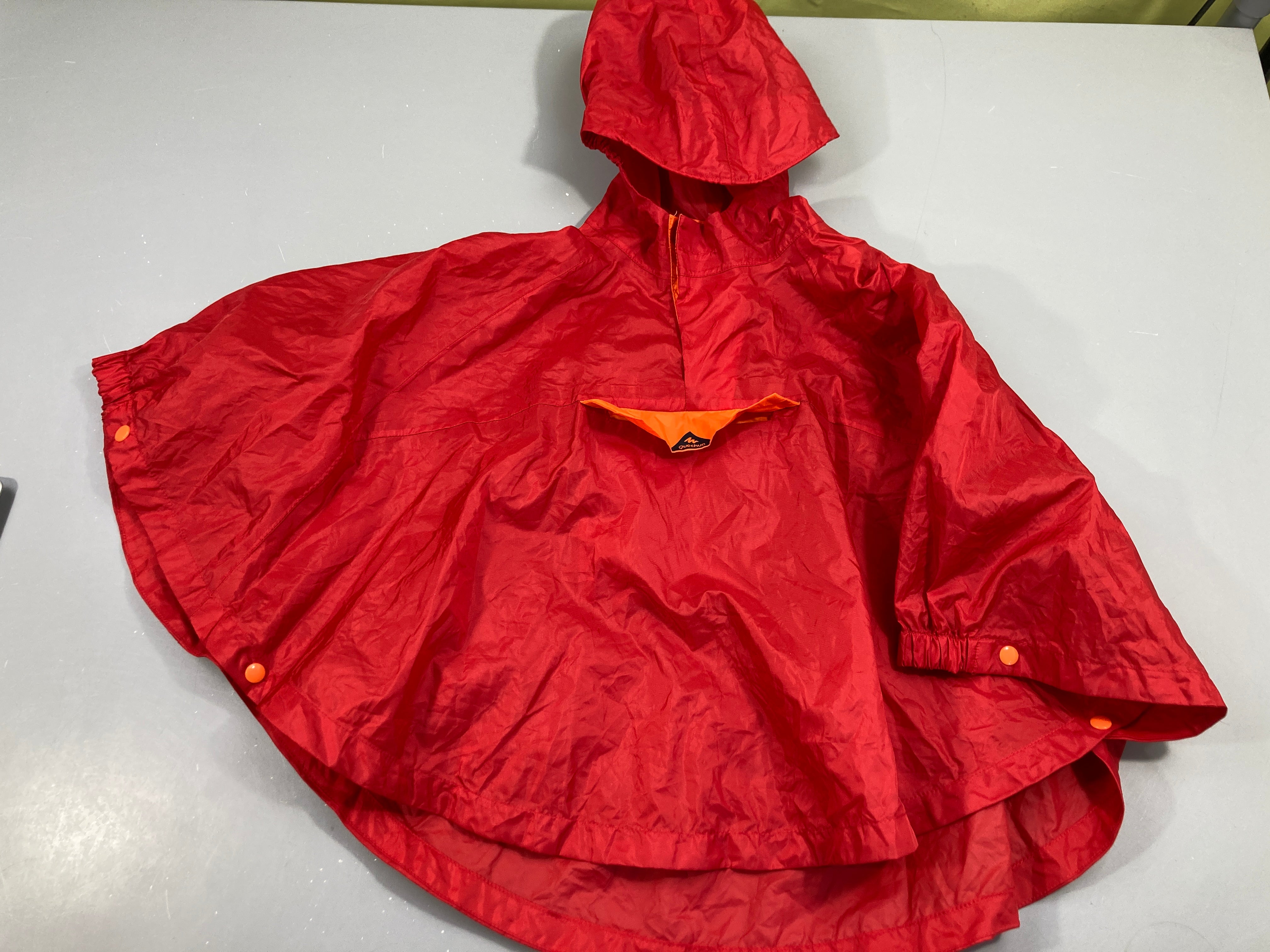Cape de pluie rouge et orange à capuche, taille estimée