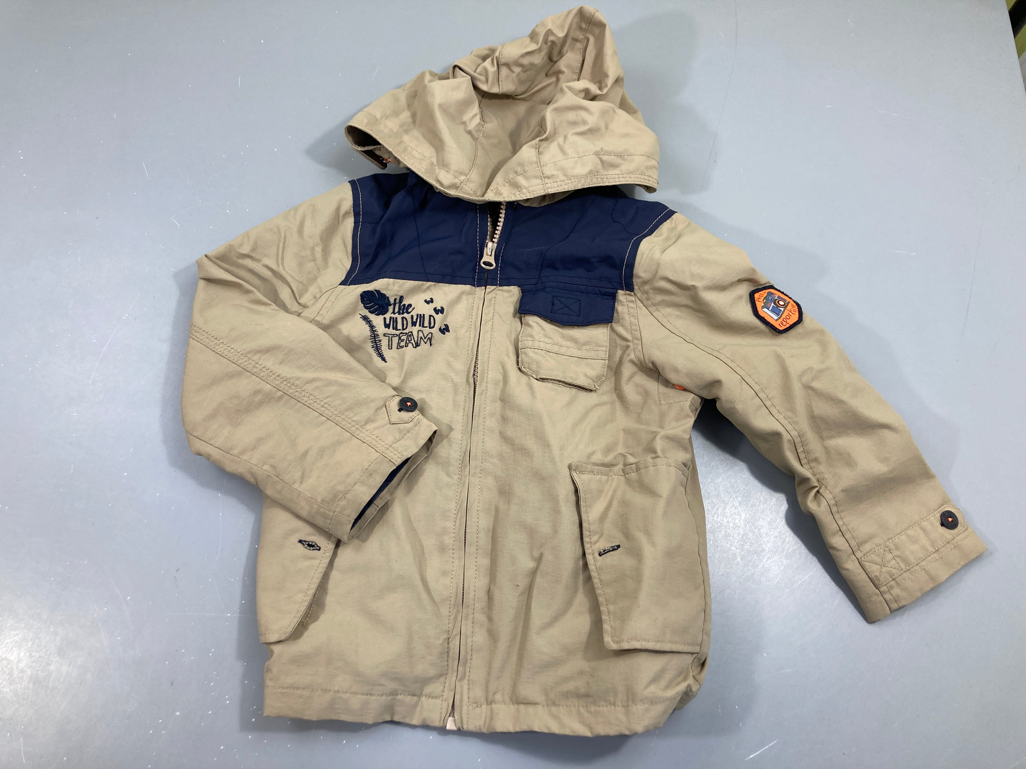 Veste coupe vent à capuche beige et bleu foncé