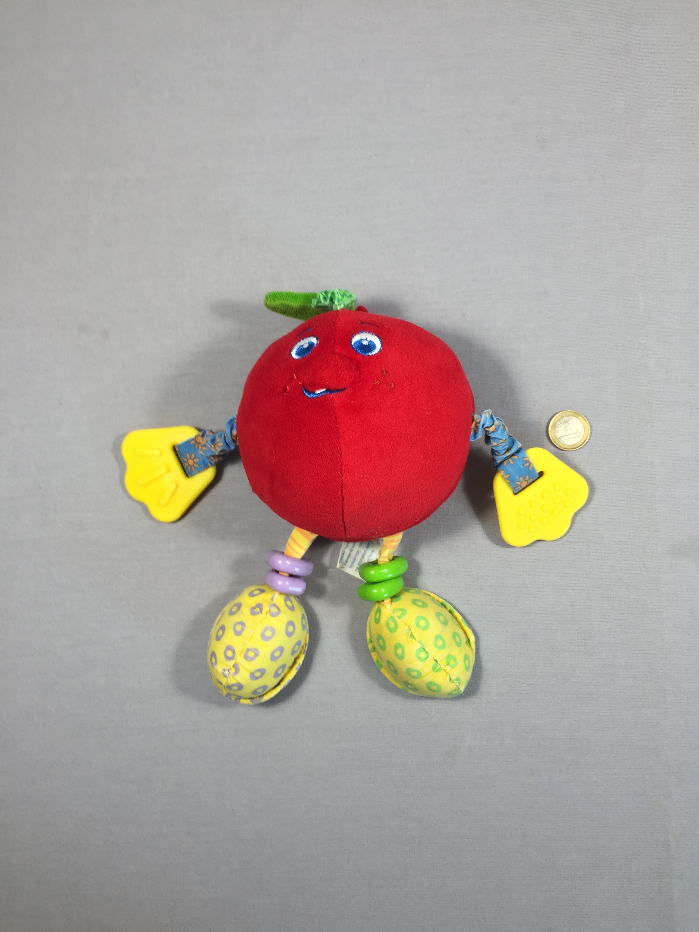 Fruity Pals - Andy la Pomme - hochet d'éveil à suspendre  - s'ouvre
