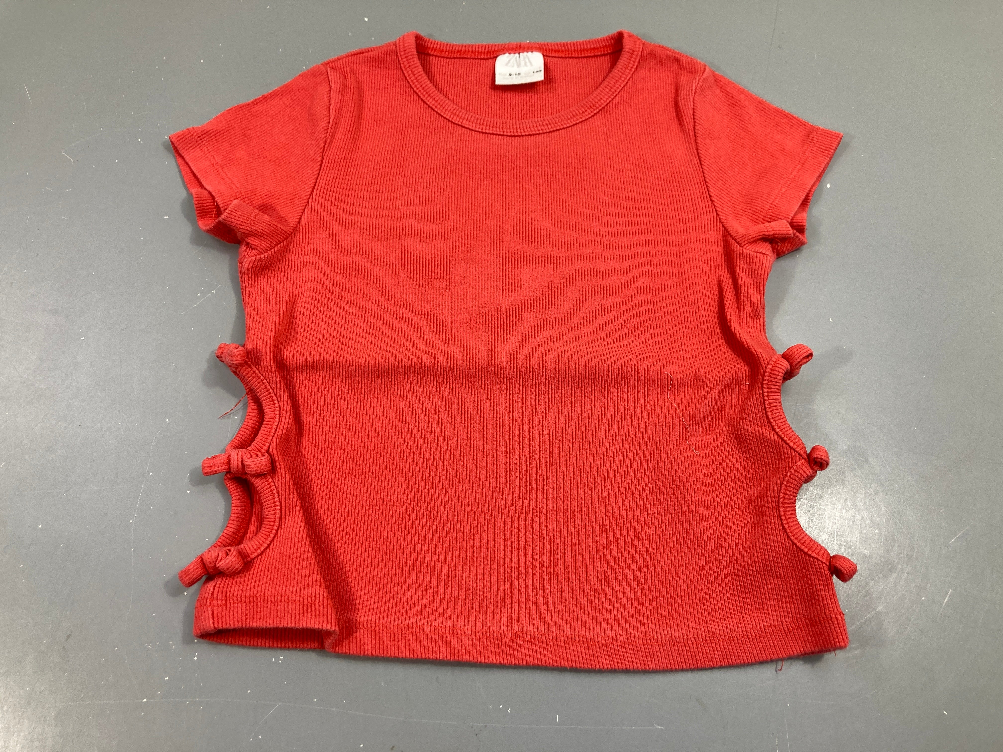 T-shirt m.c rouge , petits noeuds sur le côté