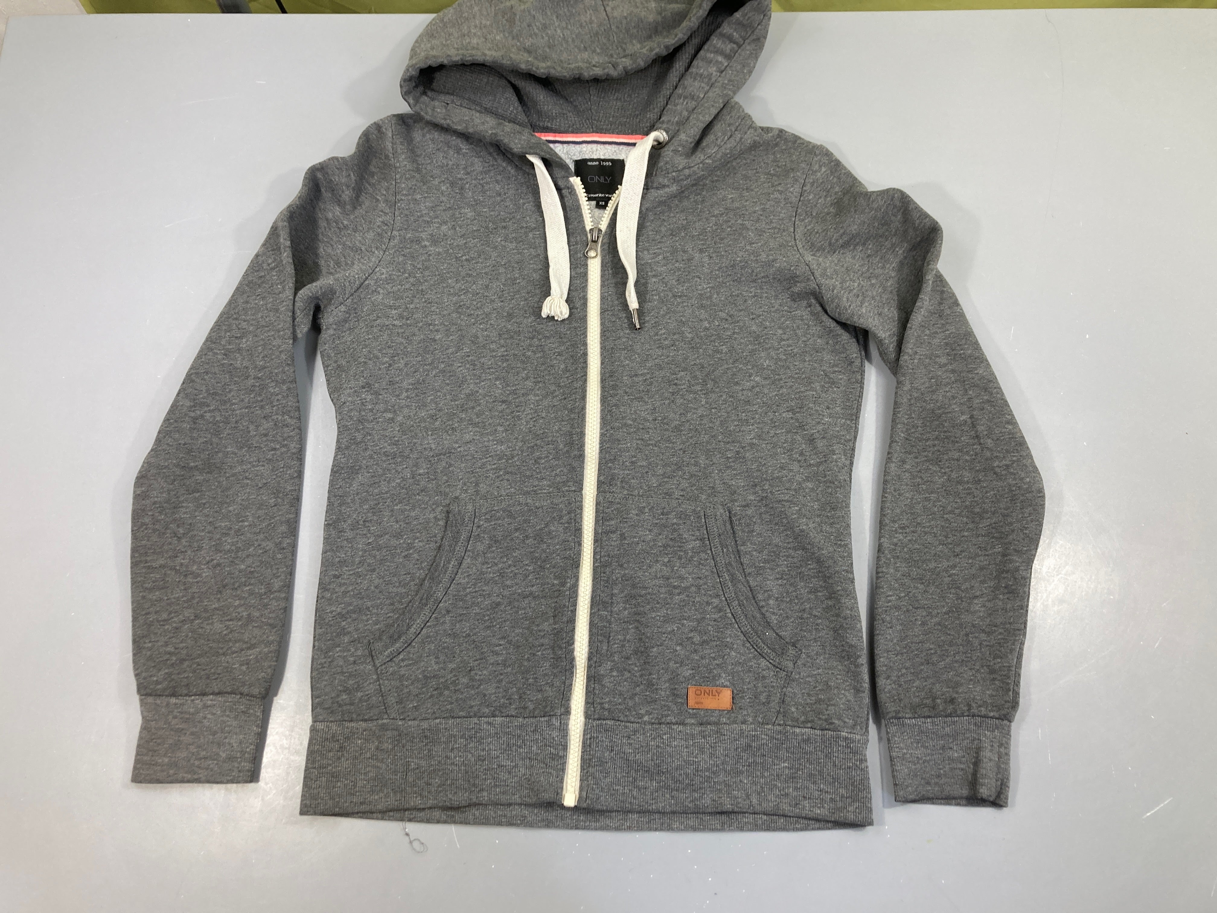 Sweat zippé à capuche gris foncé-bout de cordon métalique manquant