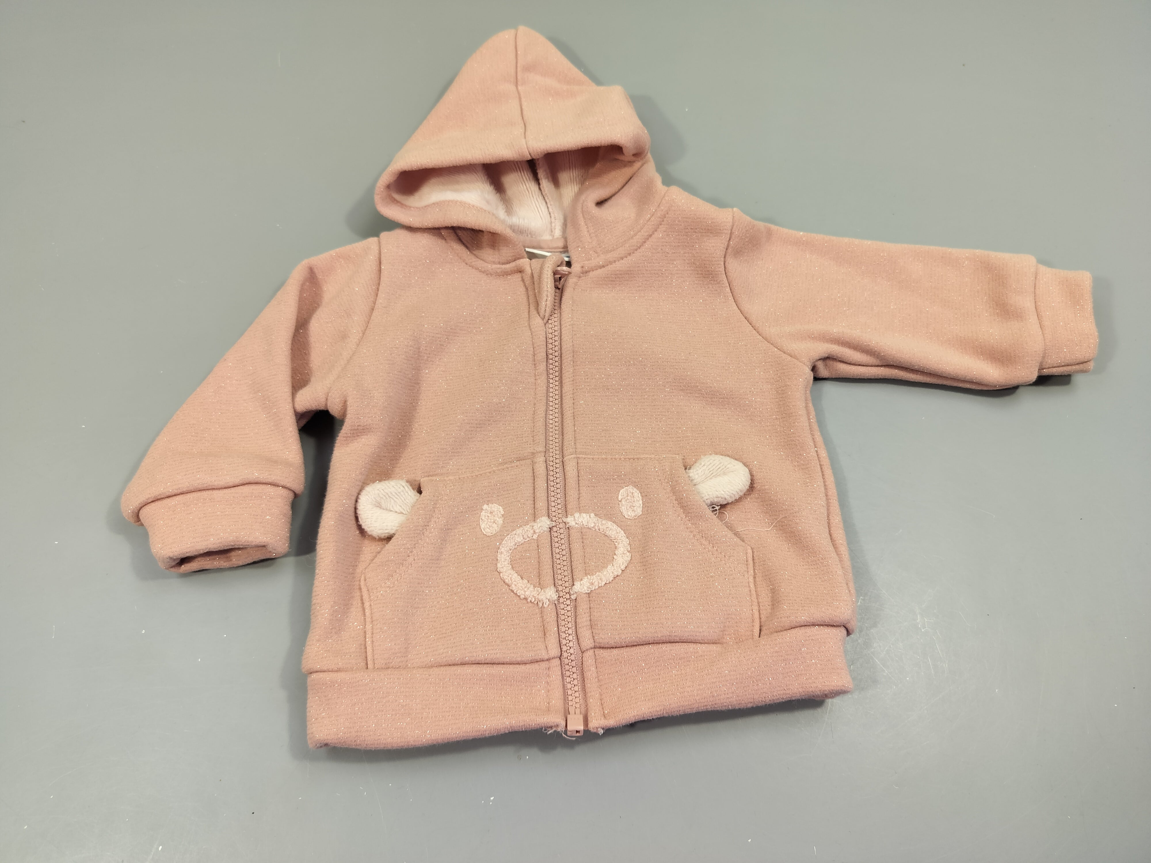 Sweat zippéà capuche rose fil argenté , tête d'ours, intérieur chaud 70% polyester 24% coton  3% fibre métallique 3% élasthanne