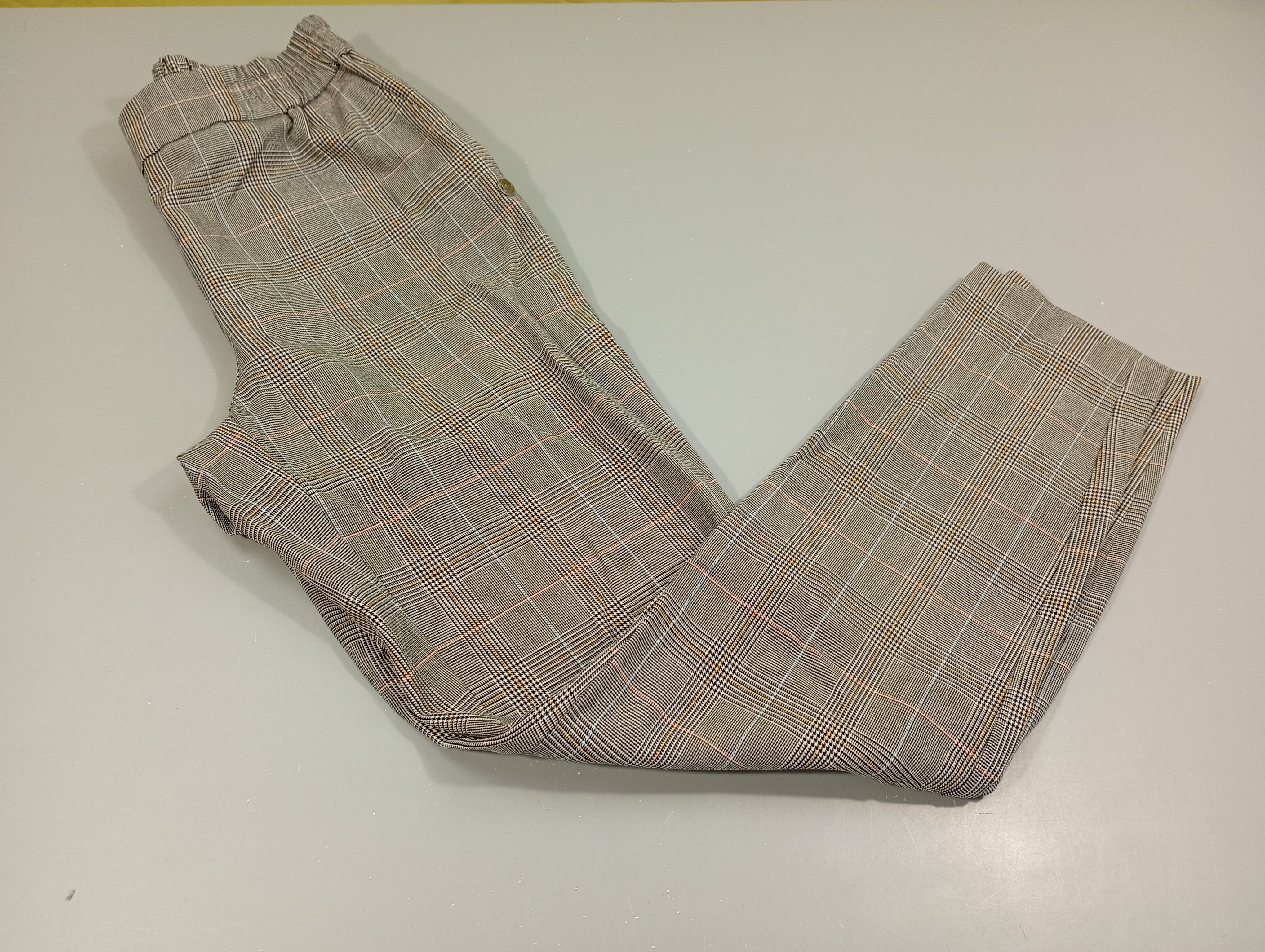 Pantalon à carreaux noir/rose/blanc/ jaune, taille élastique T32 . Très légèrement bouloché