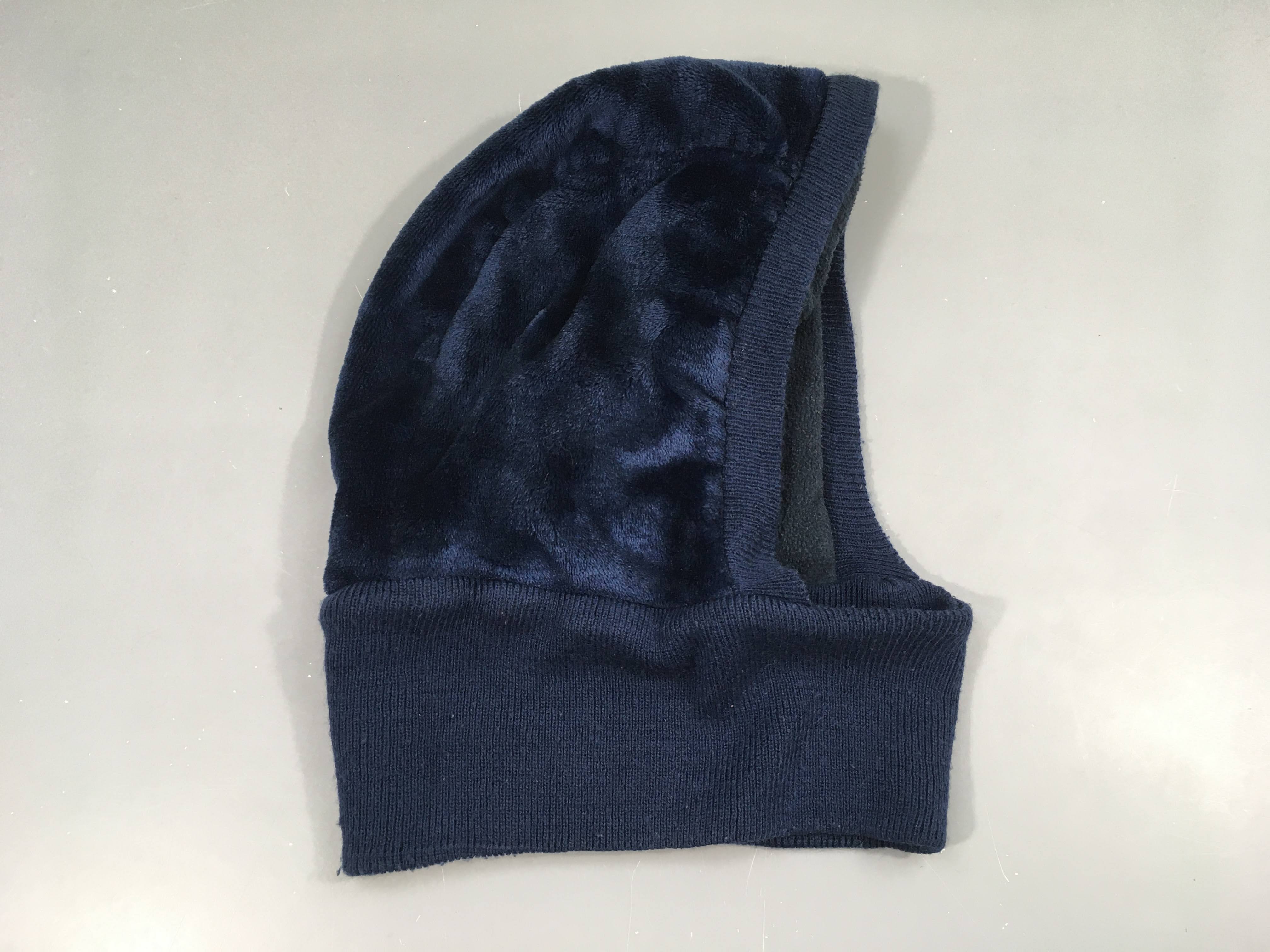 Cagoule velours bleu foncé, petite tache