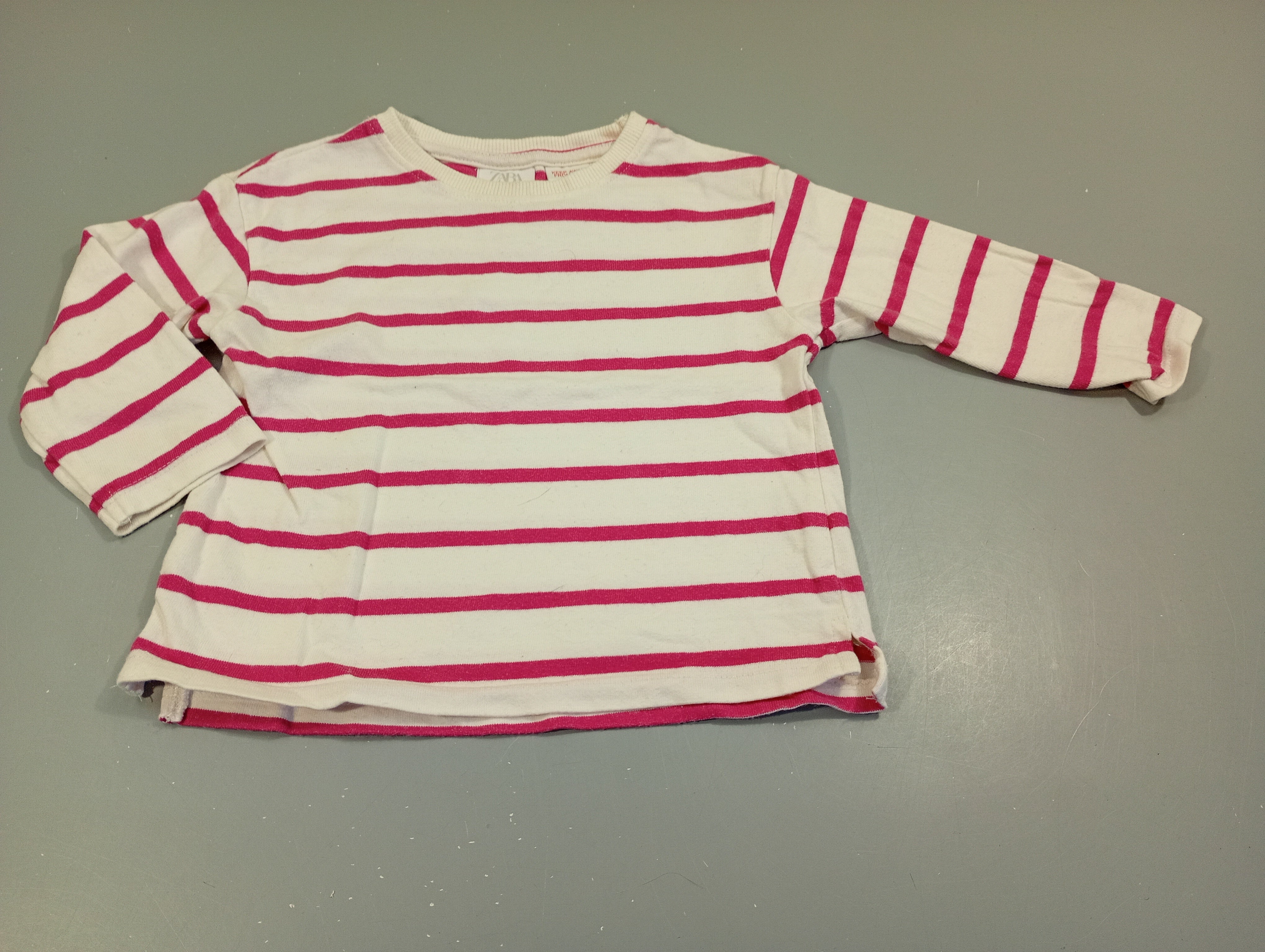 Sweat léger blanc rayé rose, légèrement bouloché.