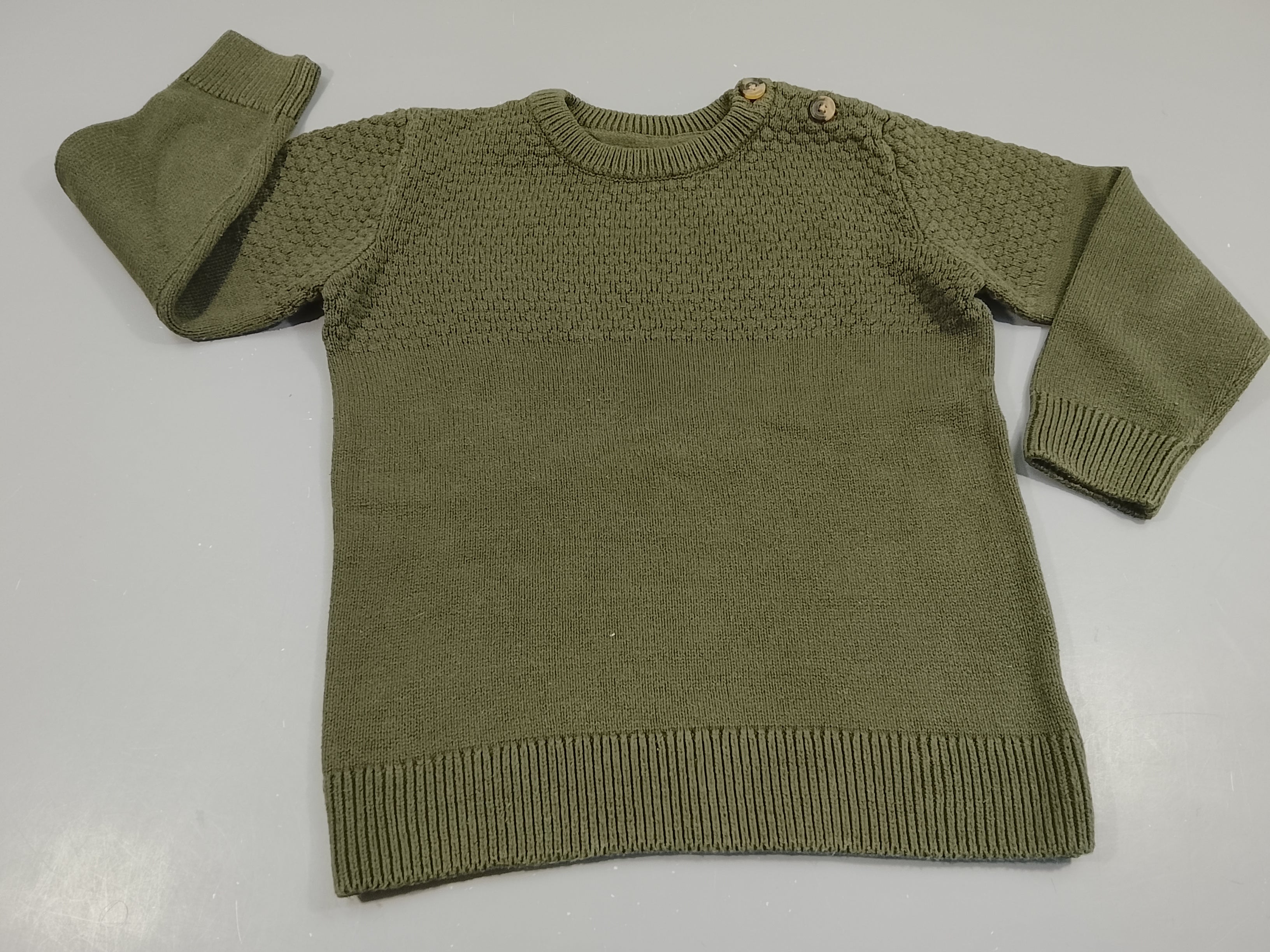 Pull kaki texturé, 2 boutons à l'épaule
