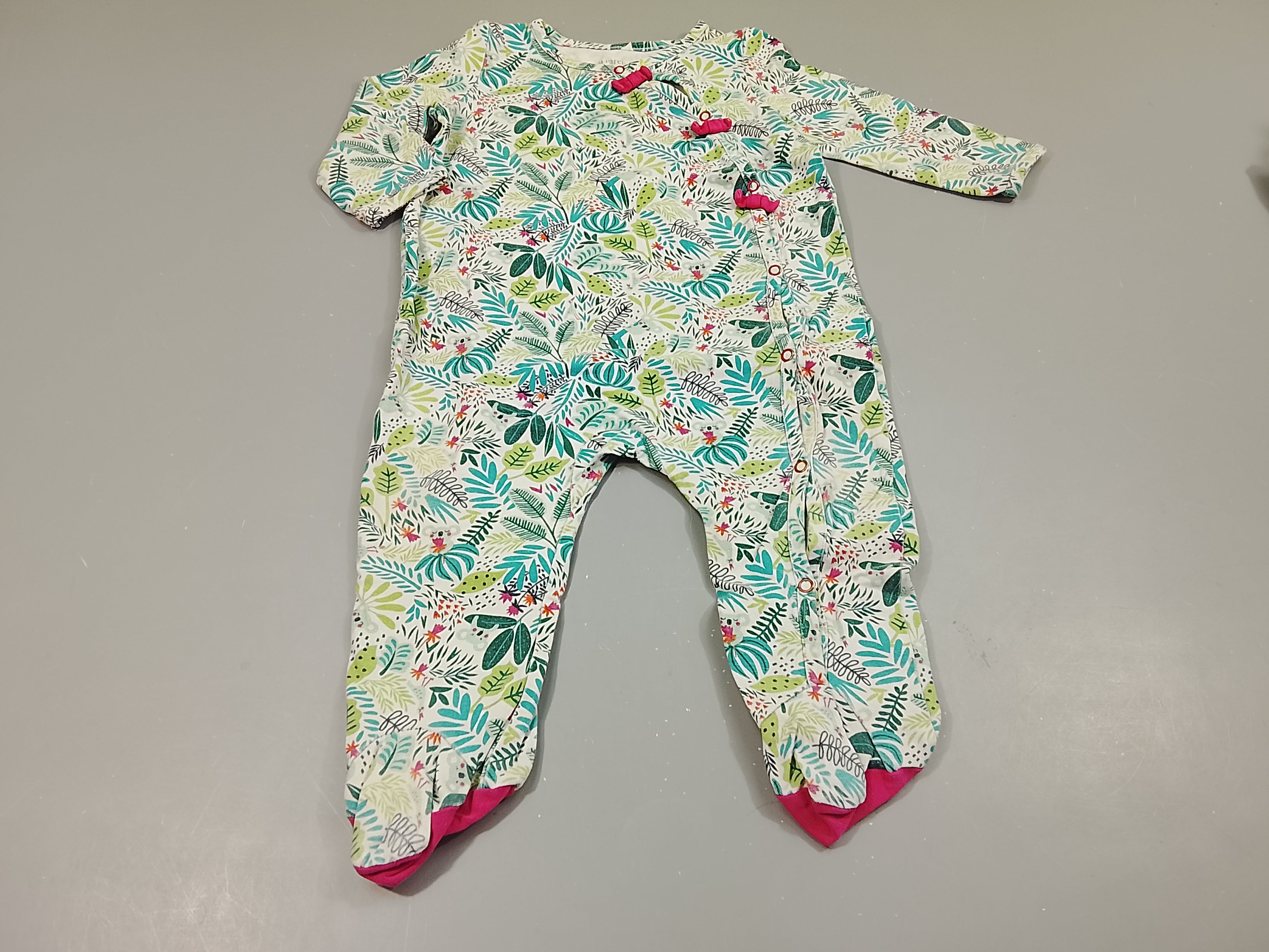 Pyjama jersey  blanc motifs feuillag coloré, noeuds roses