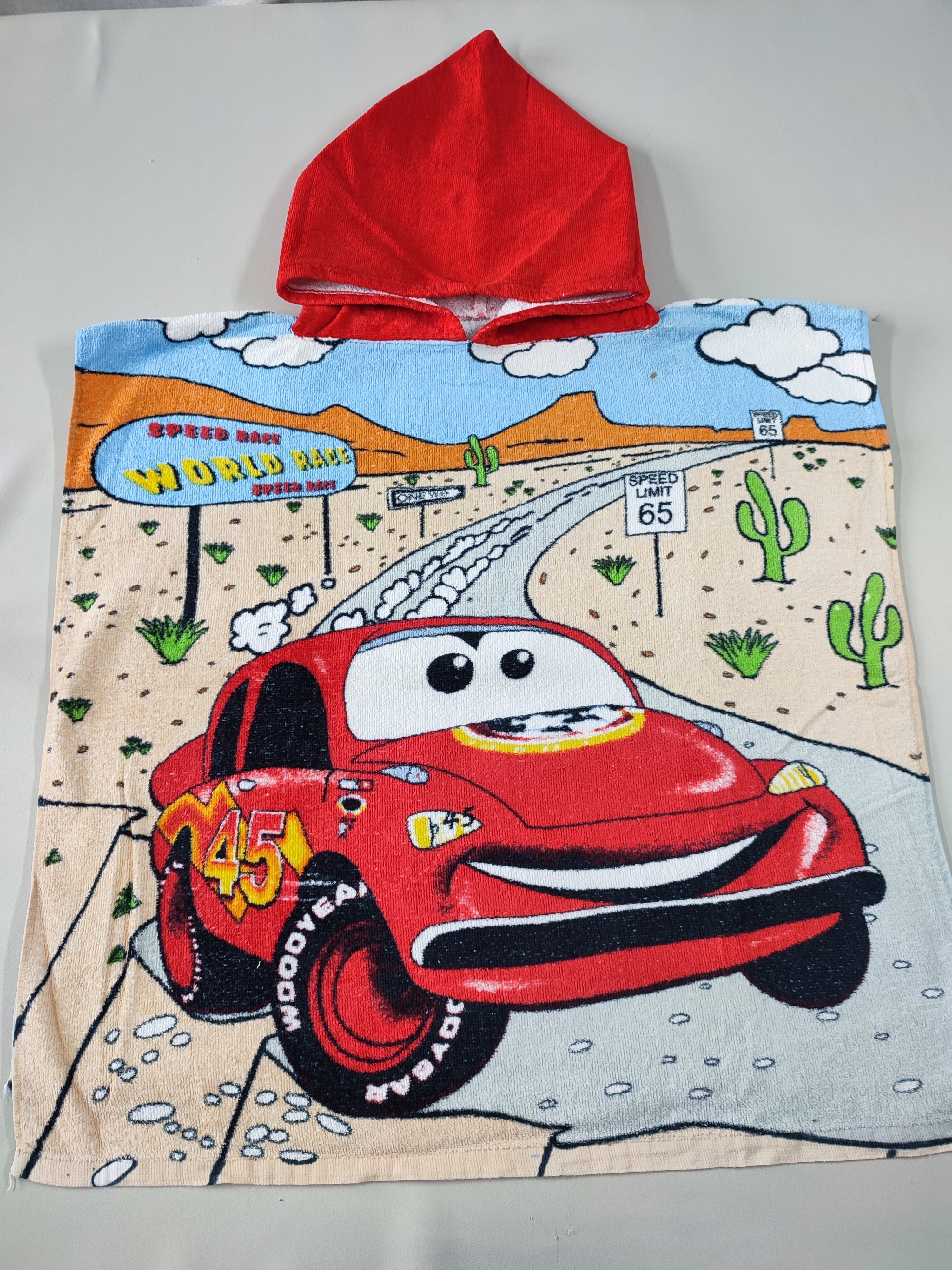 Poncho de bain capuche rouge Cars, tache à l'avant