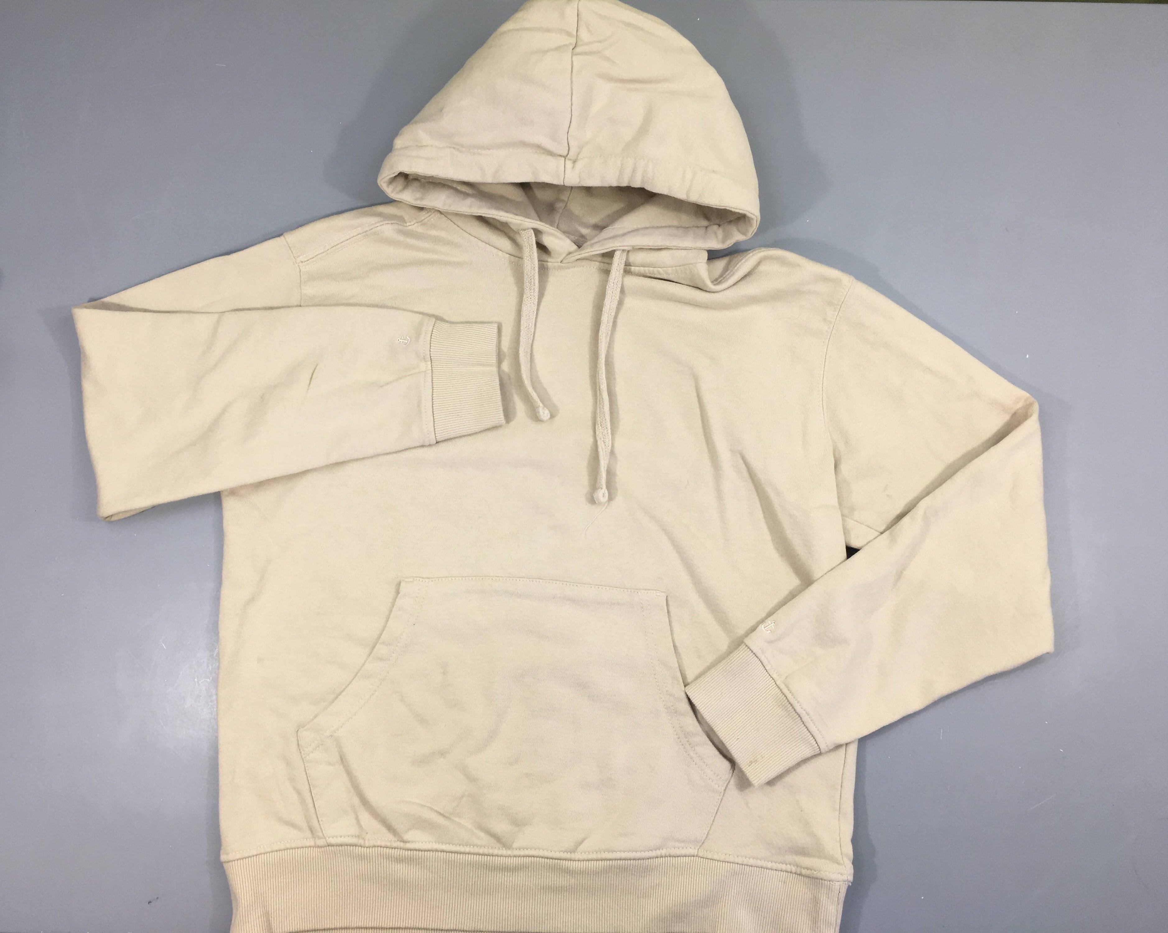 Sweat à capuche beige Légèrement bouloché Tache arrière manche (bic)