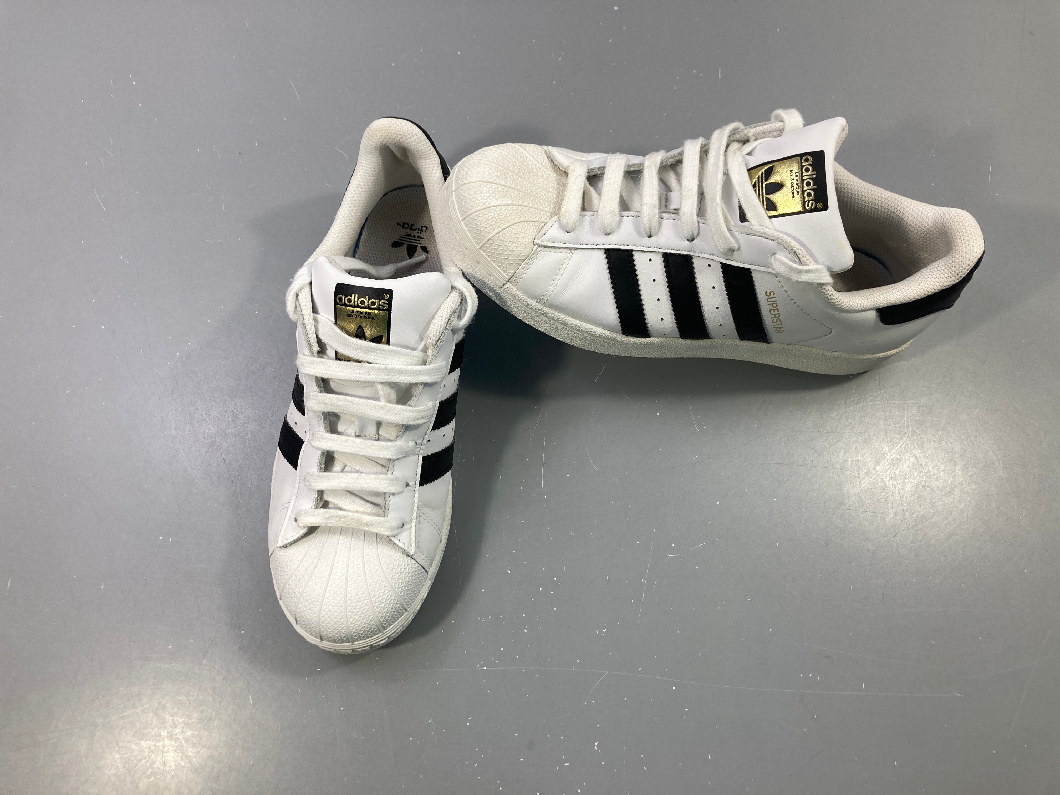 Baskets blanches bandes noires, Superstar