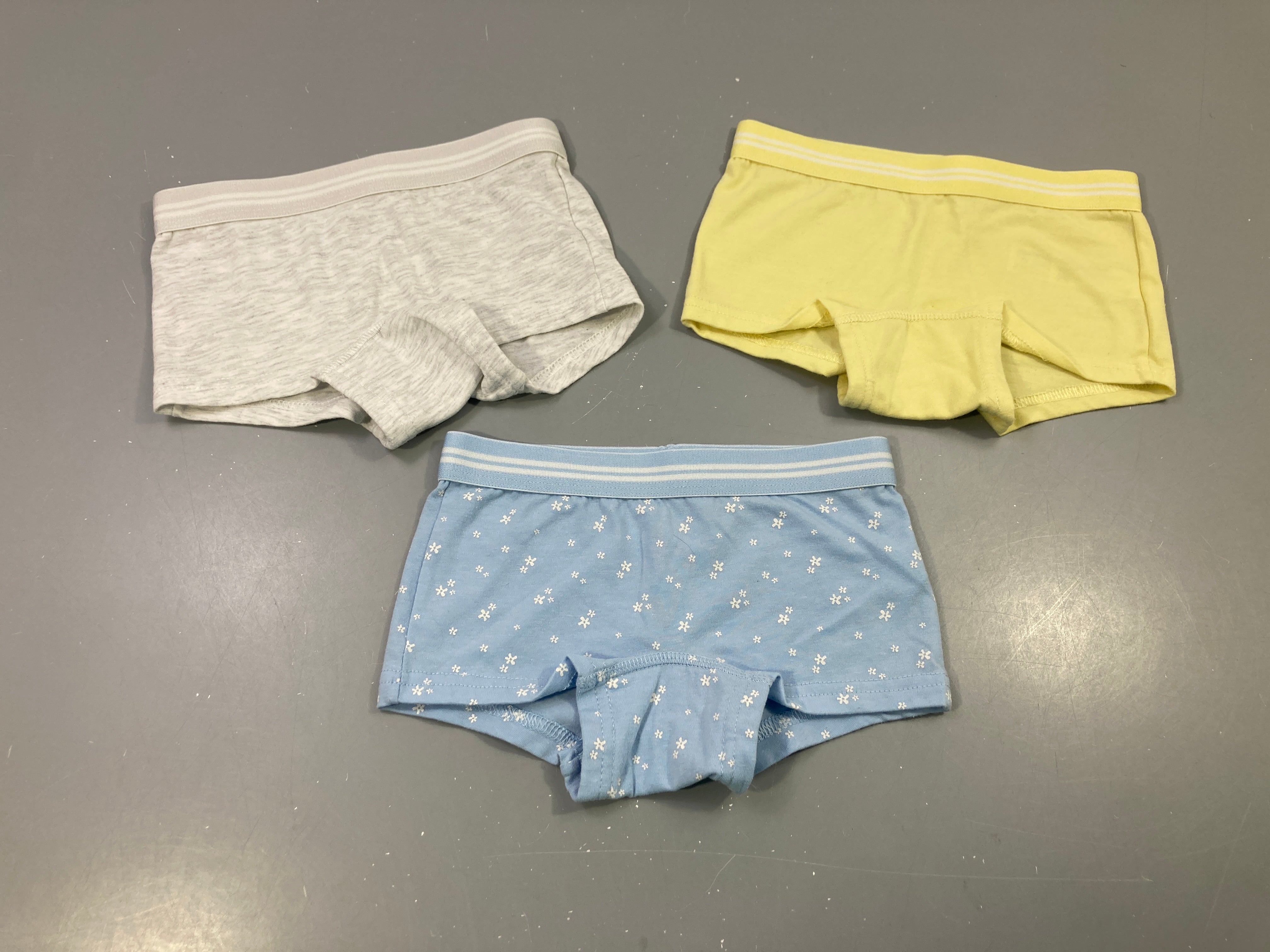 Lot 3 culottes gris jaune bleu fleurs