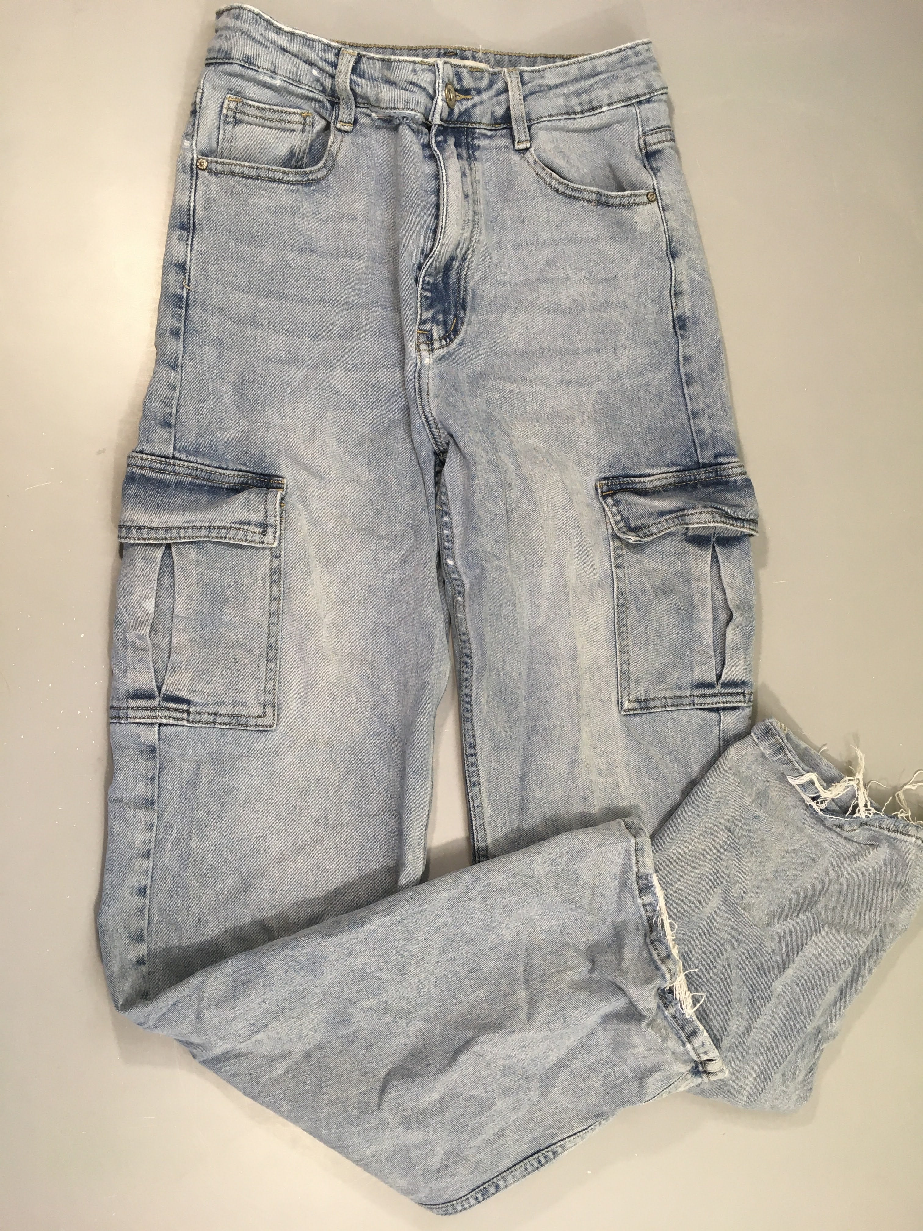 Jeans cargo effet effiloché bas