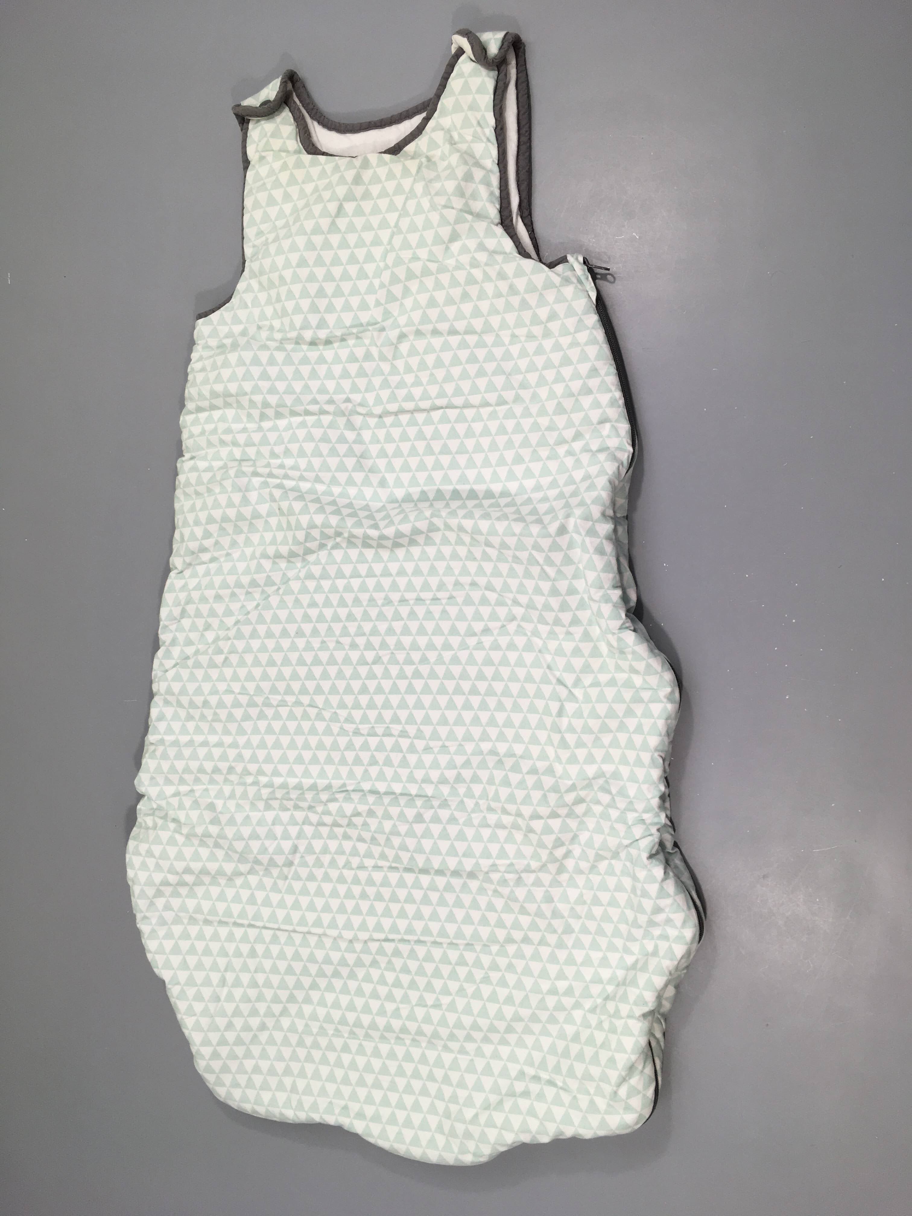 Sac de couchage s.m ouatiné blanc triangles bleu, 80cm, intérieur bouloché