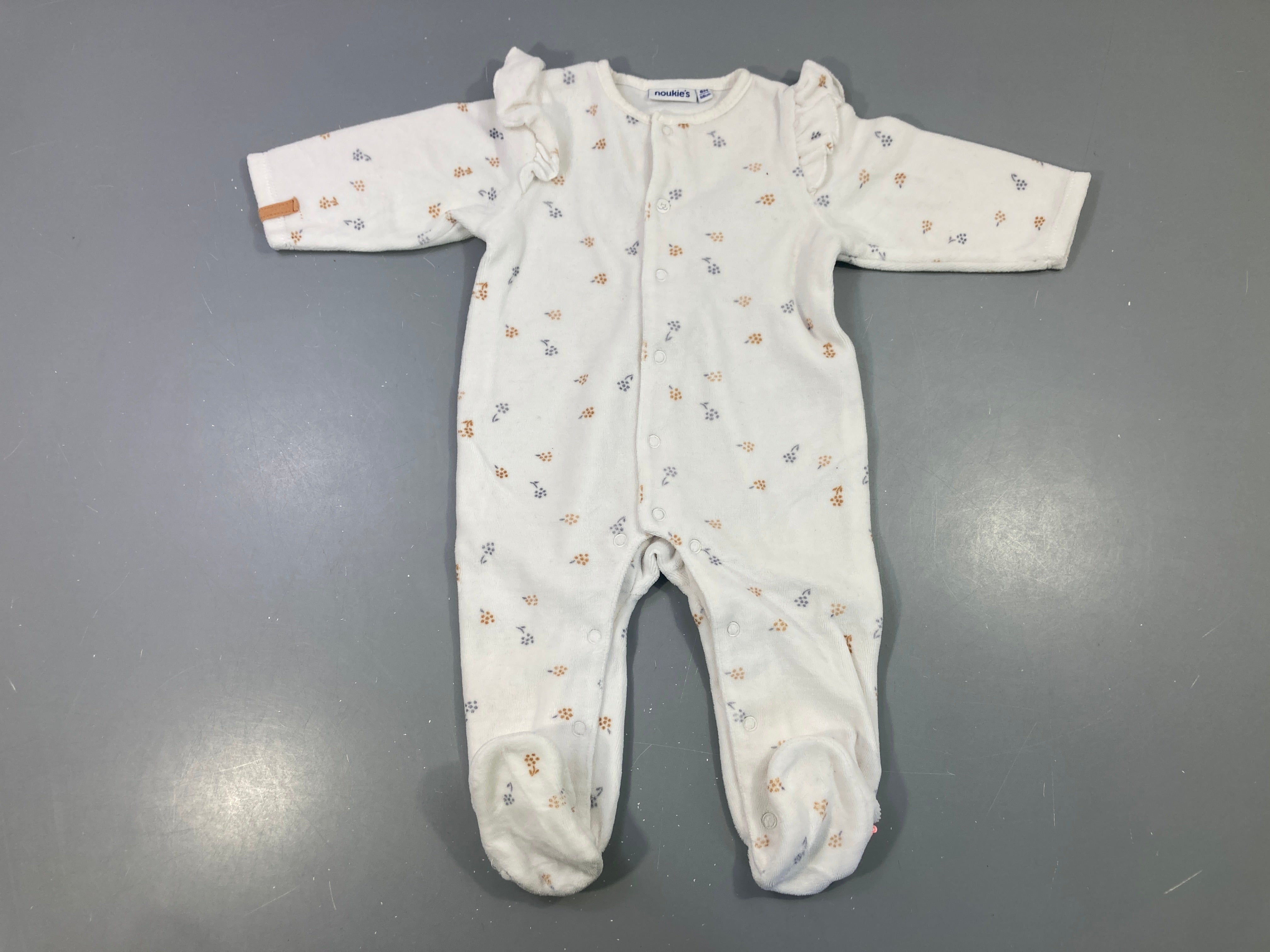 Pyjama velours blanc fleuri, volants épaules
