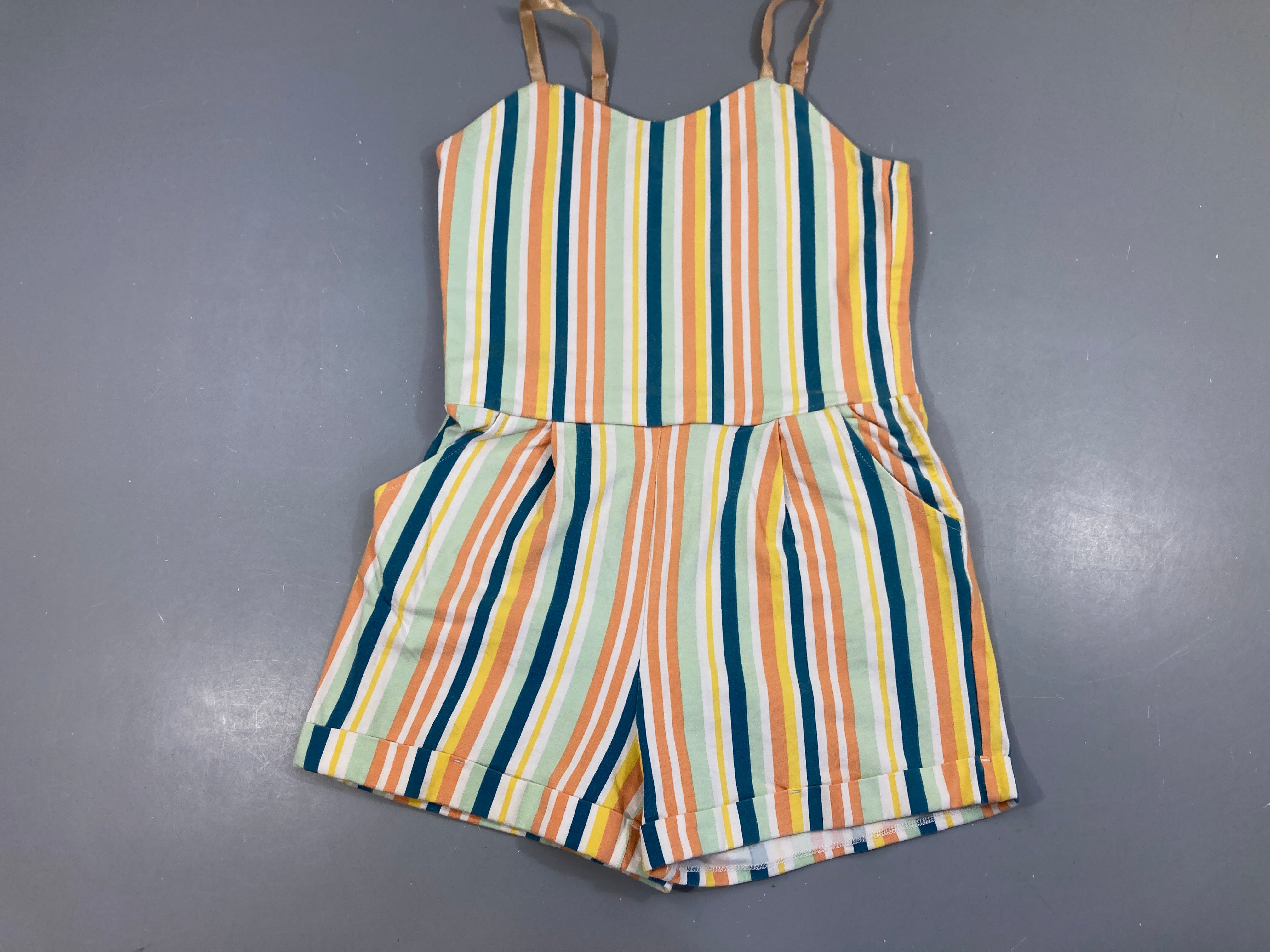 Combishort blanc ligné jaune-orange-bleu