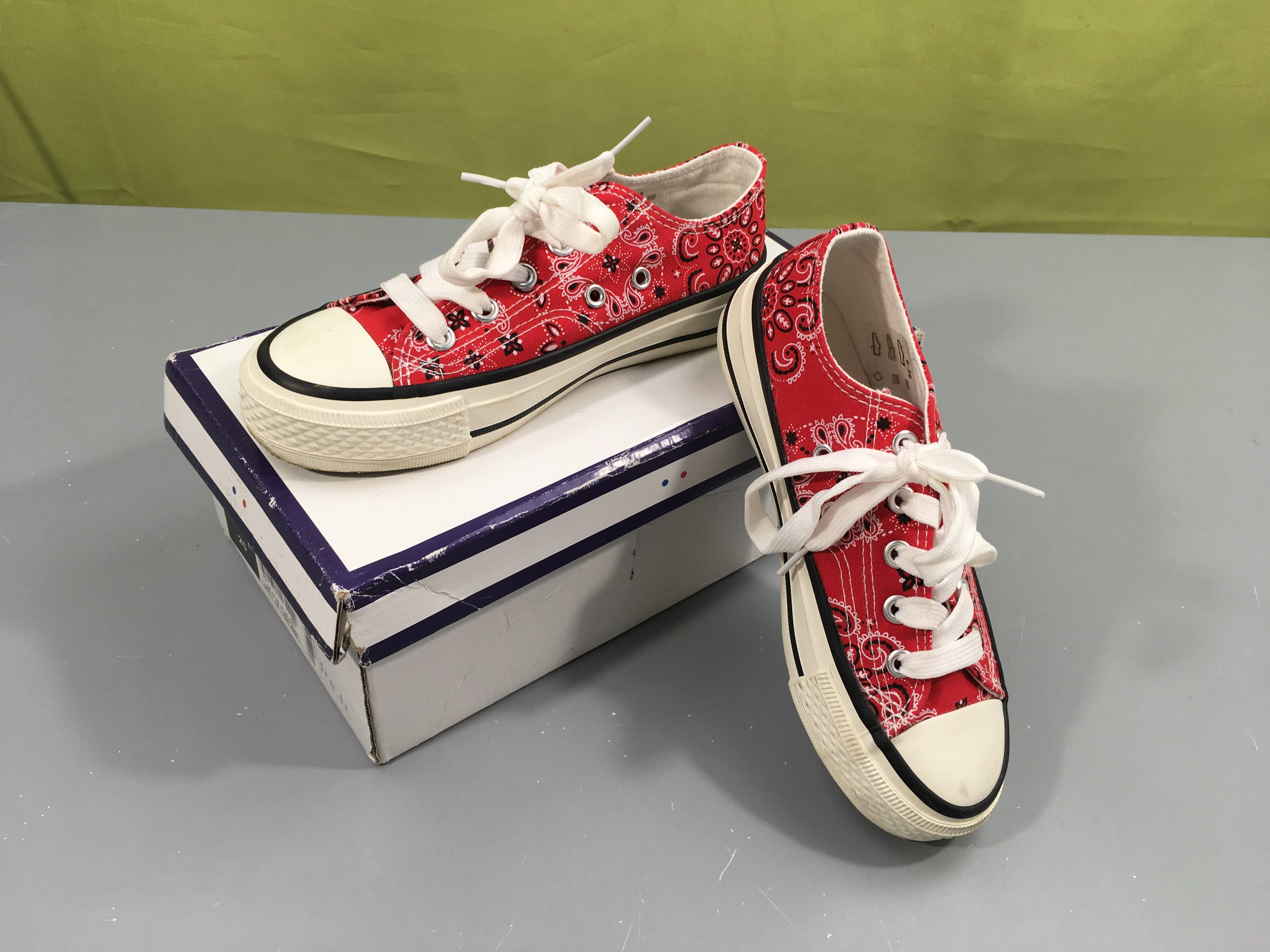 Baskets toiles rouge motifs