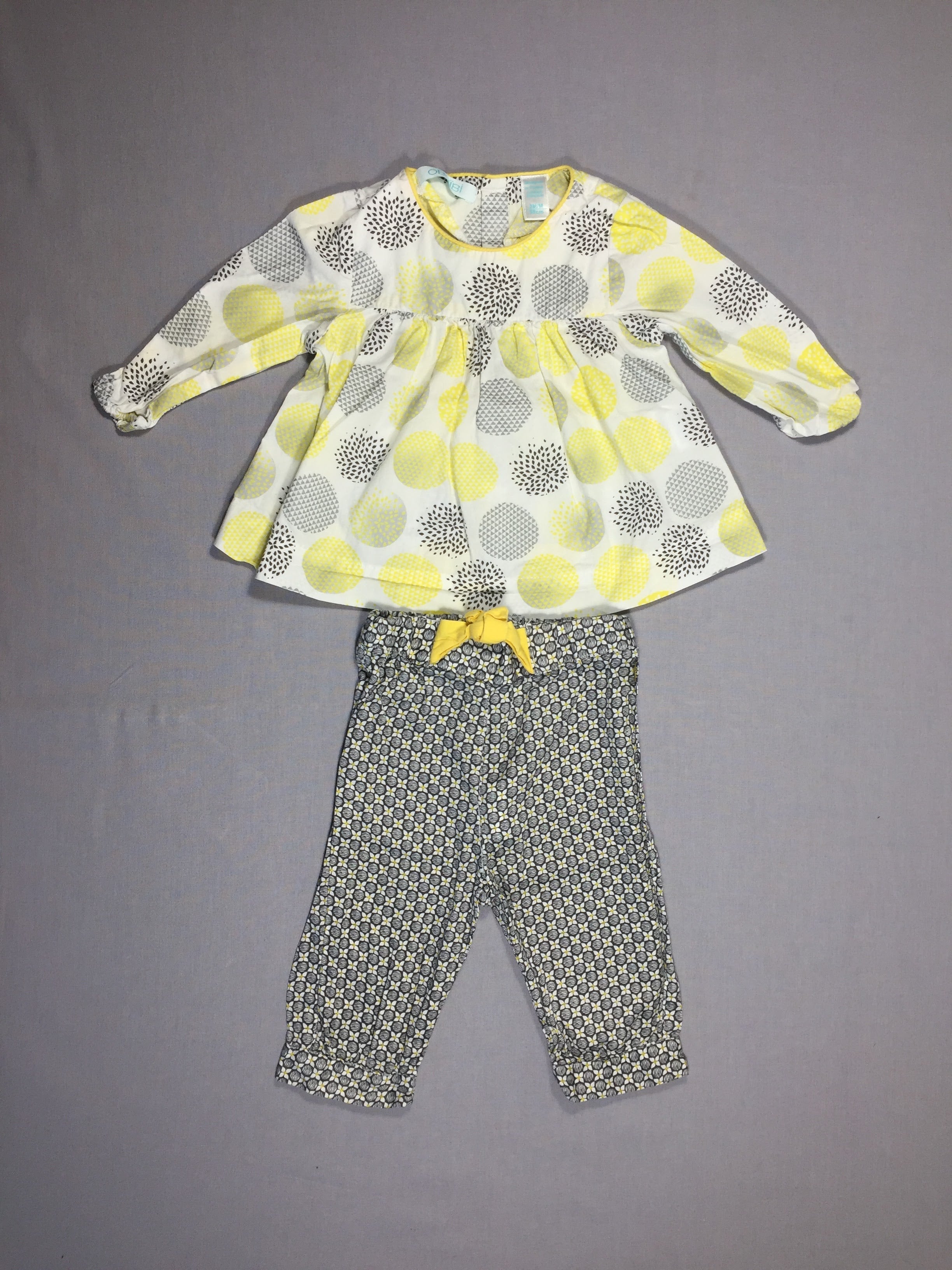 Blouse ronds jaunes et gris + pantalon assorti
