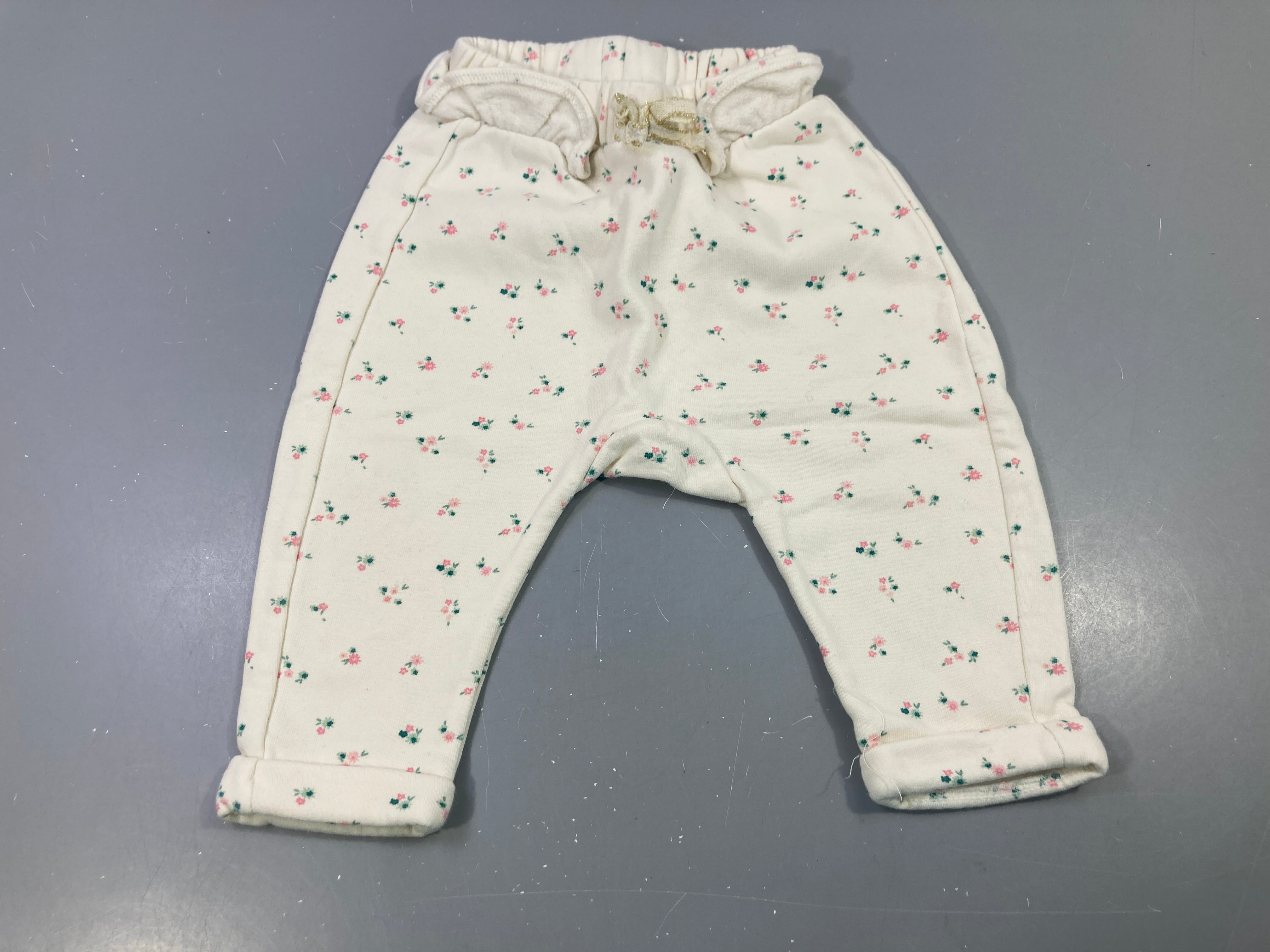 Pantalon molleton écru fleuri rose, nœud doré