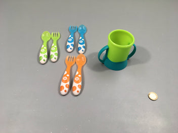 Gobelet avec 3 cuillières et 3 fourchettes