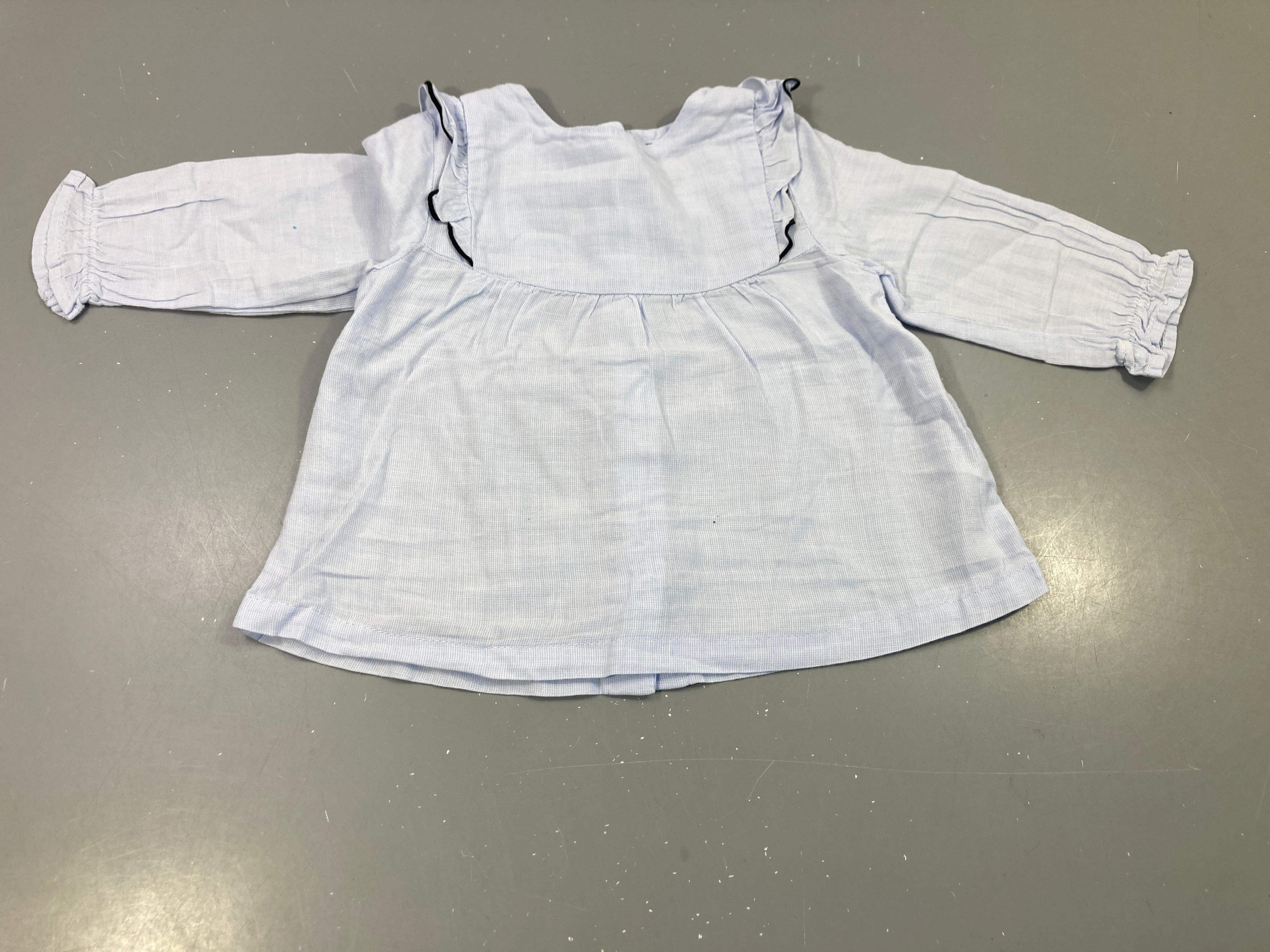 Blouse m.l bleu ciel, col volanté liseré noir