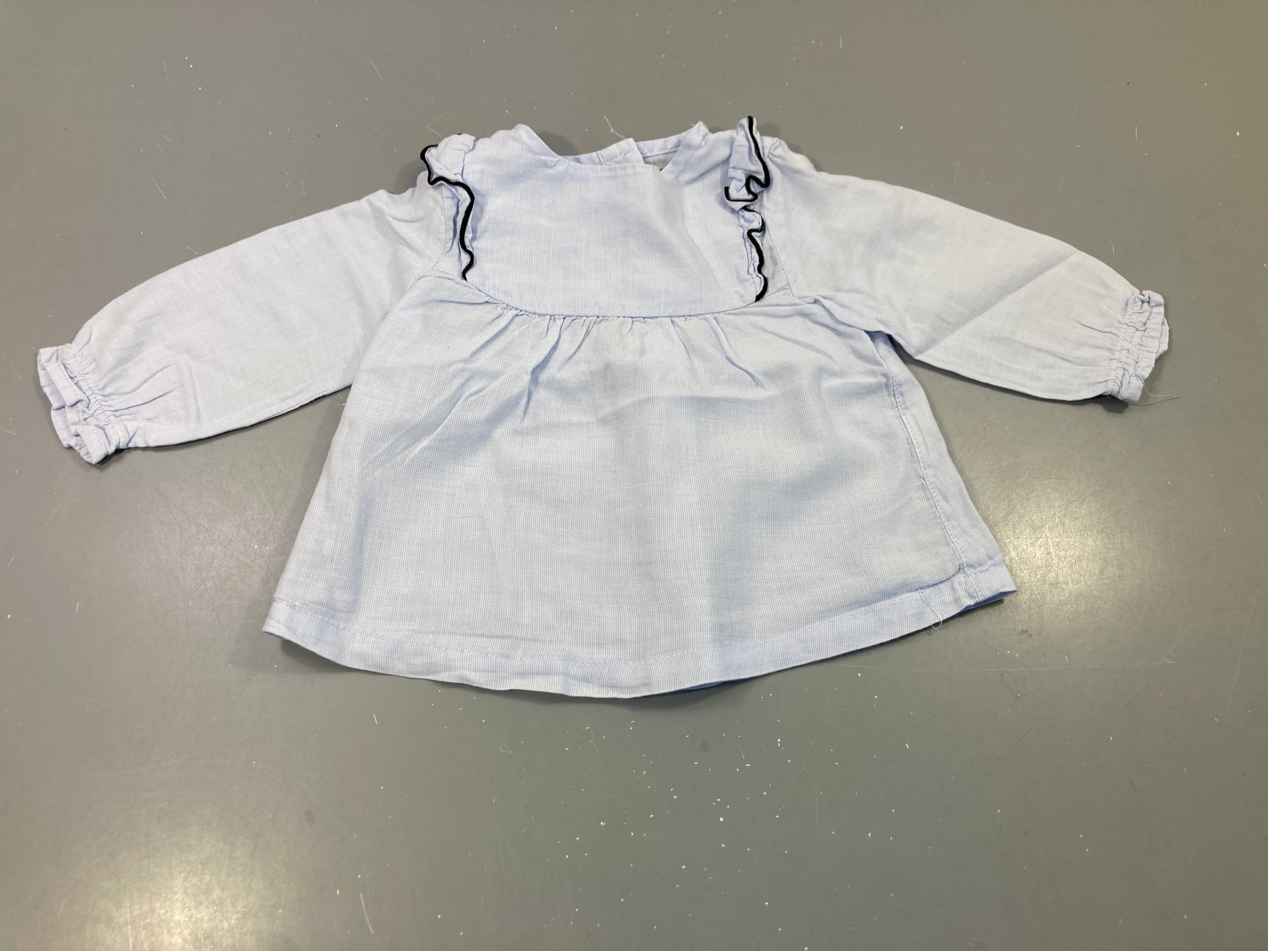 Blouse m.l bleu ciel, col volanté liseré noir